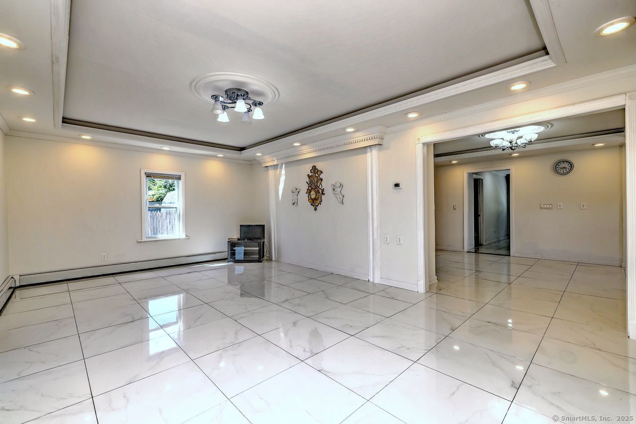 Milford, Connecticut, 06461, United States, 5 Bedrooms Bedrooms, ,2 BathroomsBathrooms,Residential,For Sale,1949907