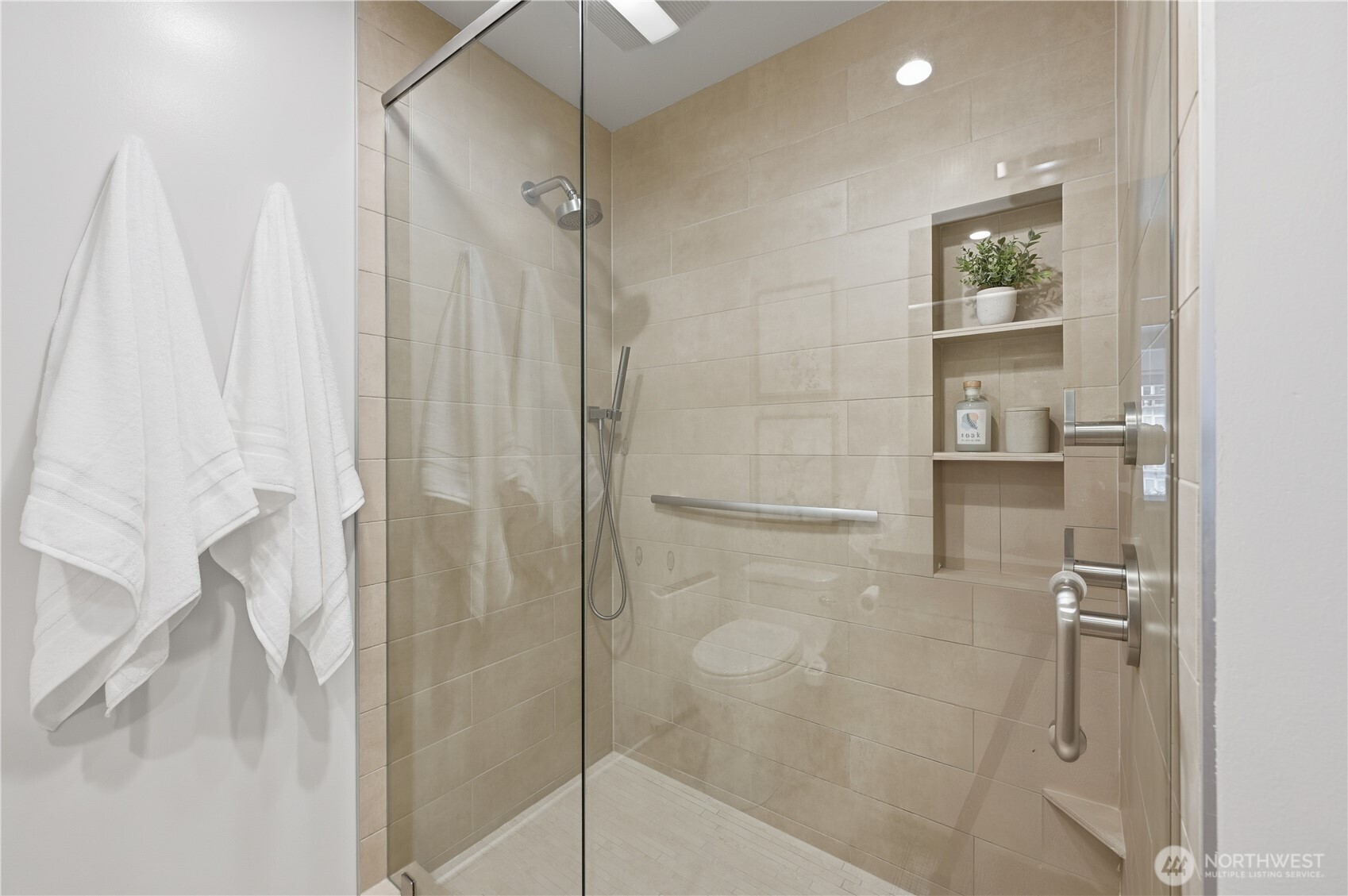 Seattle, Washington, 98121, United States, 1 Bedroom Bedrooms, ,Residential,For Sale,1992082