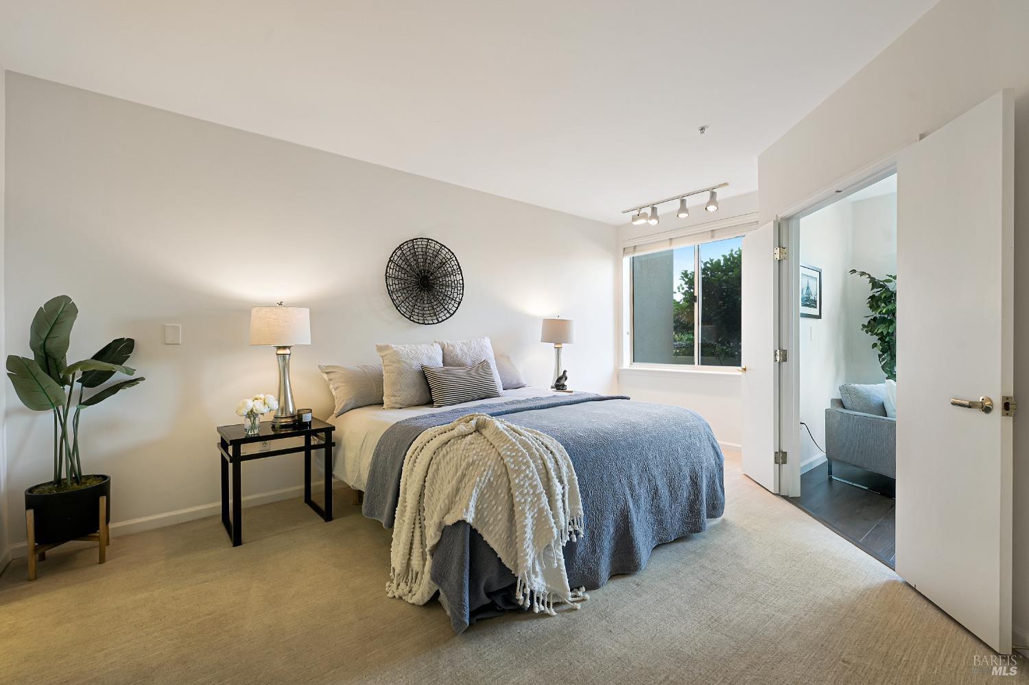 San Rafael, California, 94903, United States, 1 Bedroom Bedrooms, ,2 BathroomsBathrooms,Residential,For Sale,1891076