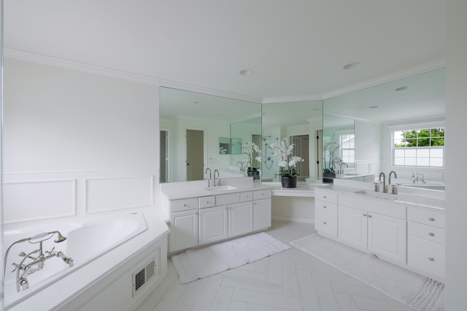 ?Carlisle? Classic Colonial Offers Timeless Charm with Modern Updates - 物件實景