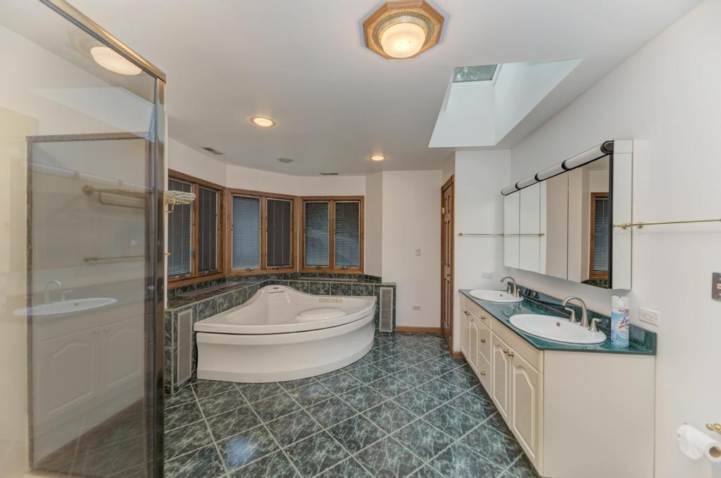 Keeneyville, Illinois, 60172, United States, 4 Bedrooms Bedrooms, ,4 BathroomsBathrooms,Residential,For Sale,1995437