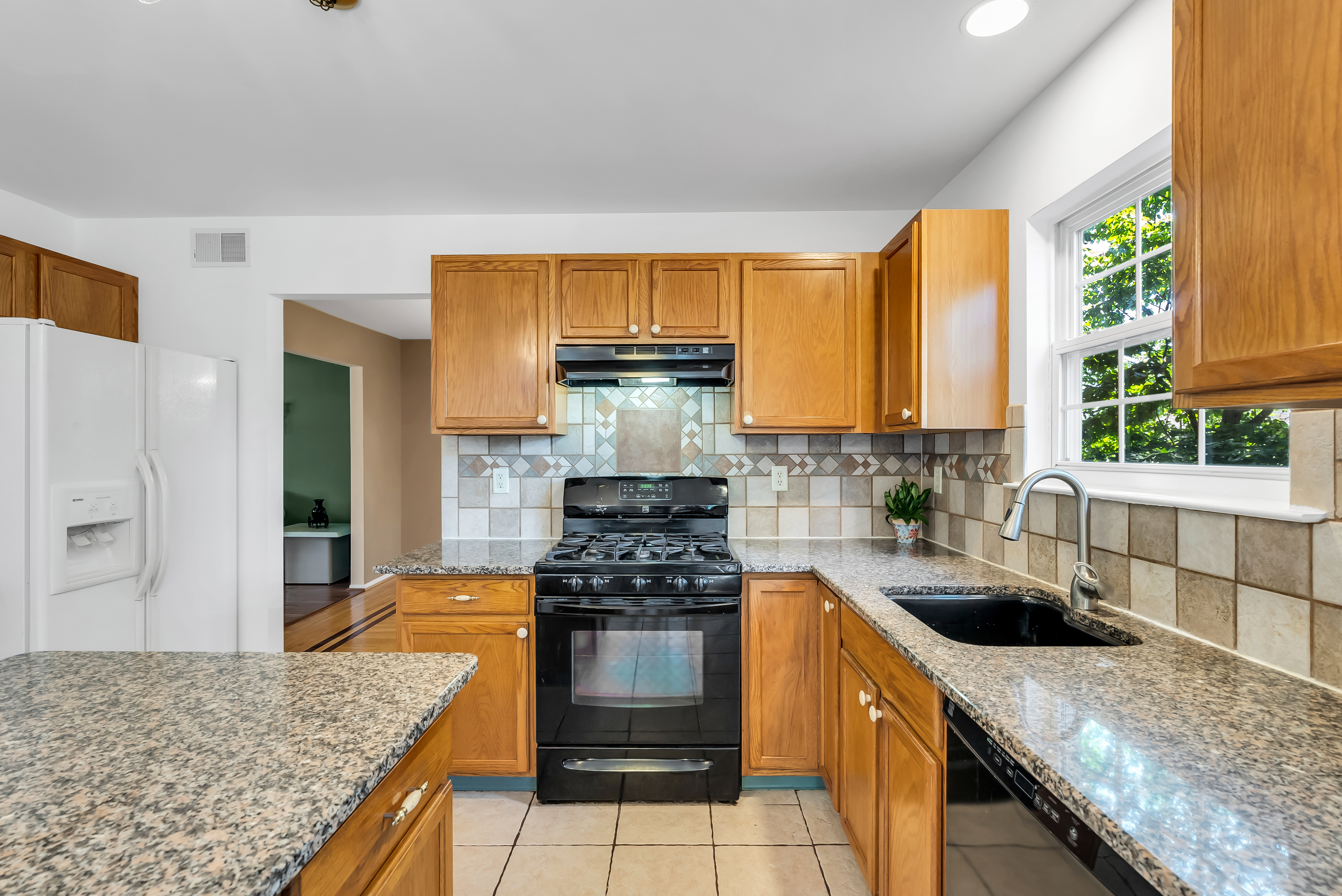  Woodland Hills Colonial Opportunity - 物件實景