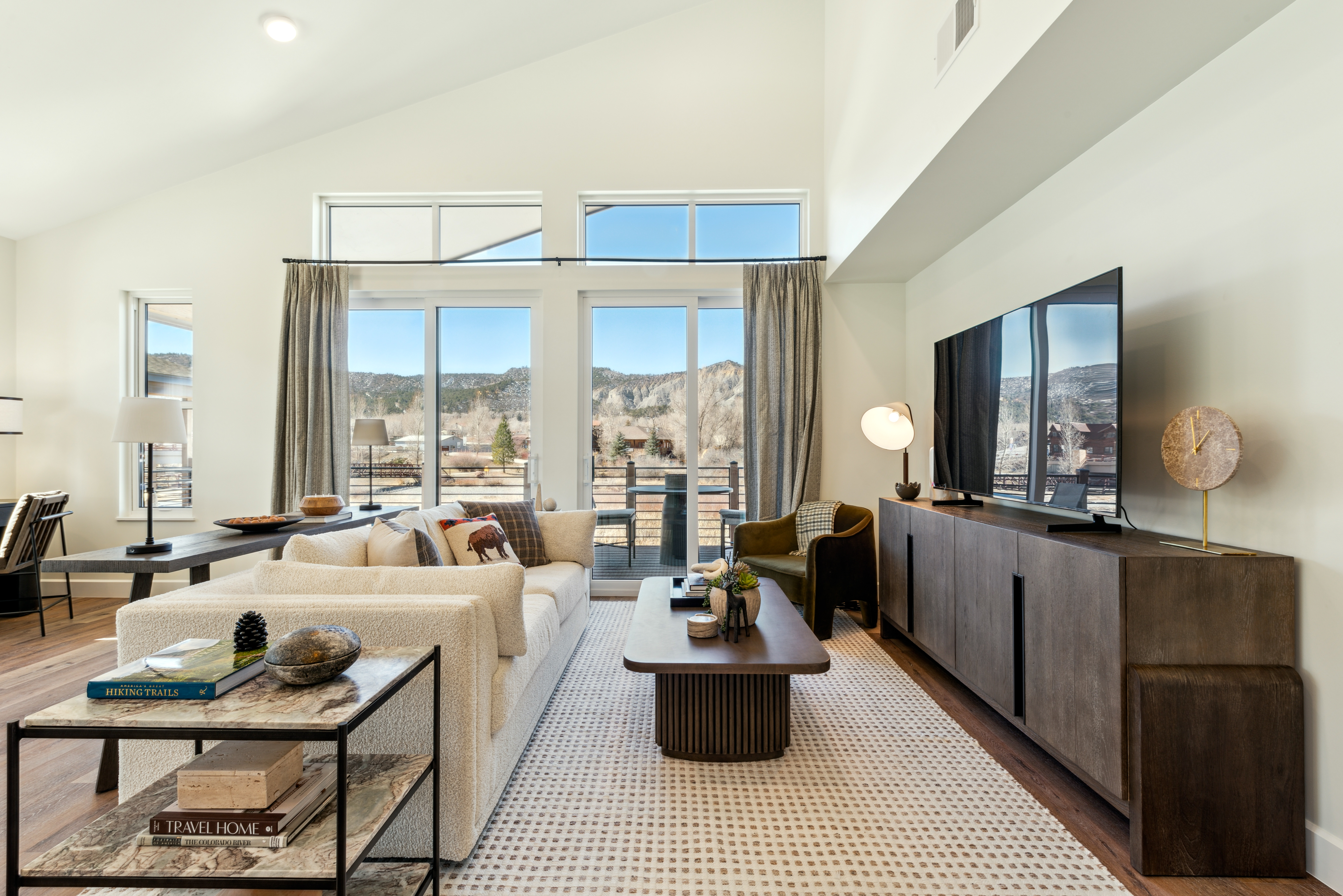  Third Floor Residence Unit with Vaulted Ceilings - 物件實景