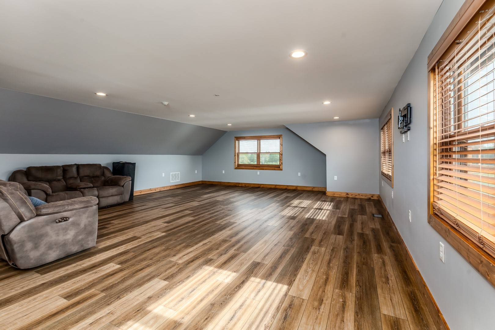 Carbondale, Illinois, 62902, United States, 3 Bedrooms Bedrooms, ,8 BathroomsBathrooms,Residential,For Sale,1986074