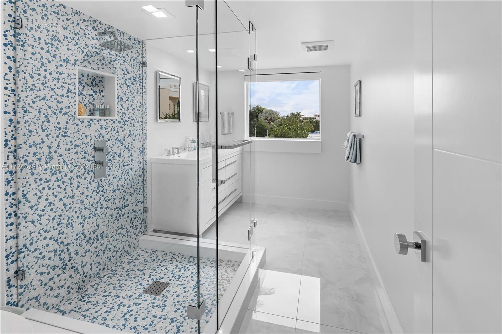 Islamorada, Florida, 33036, United States, 6 Bedrooms Bedrooms, ,4 BathroomsBathrooms,Residential,For Sale,1932543