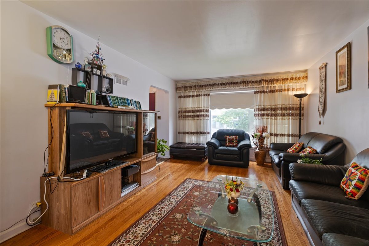 Chicago, Illinois, 60645, United States, 3 Bedrooms Bedrooms, ,3 BathroomsBathrooms,Residential,For Sale,1976245