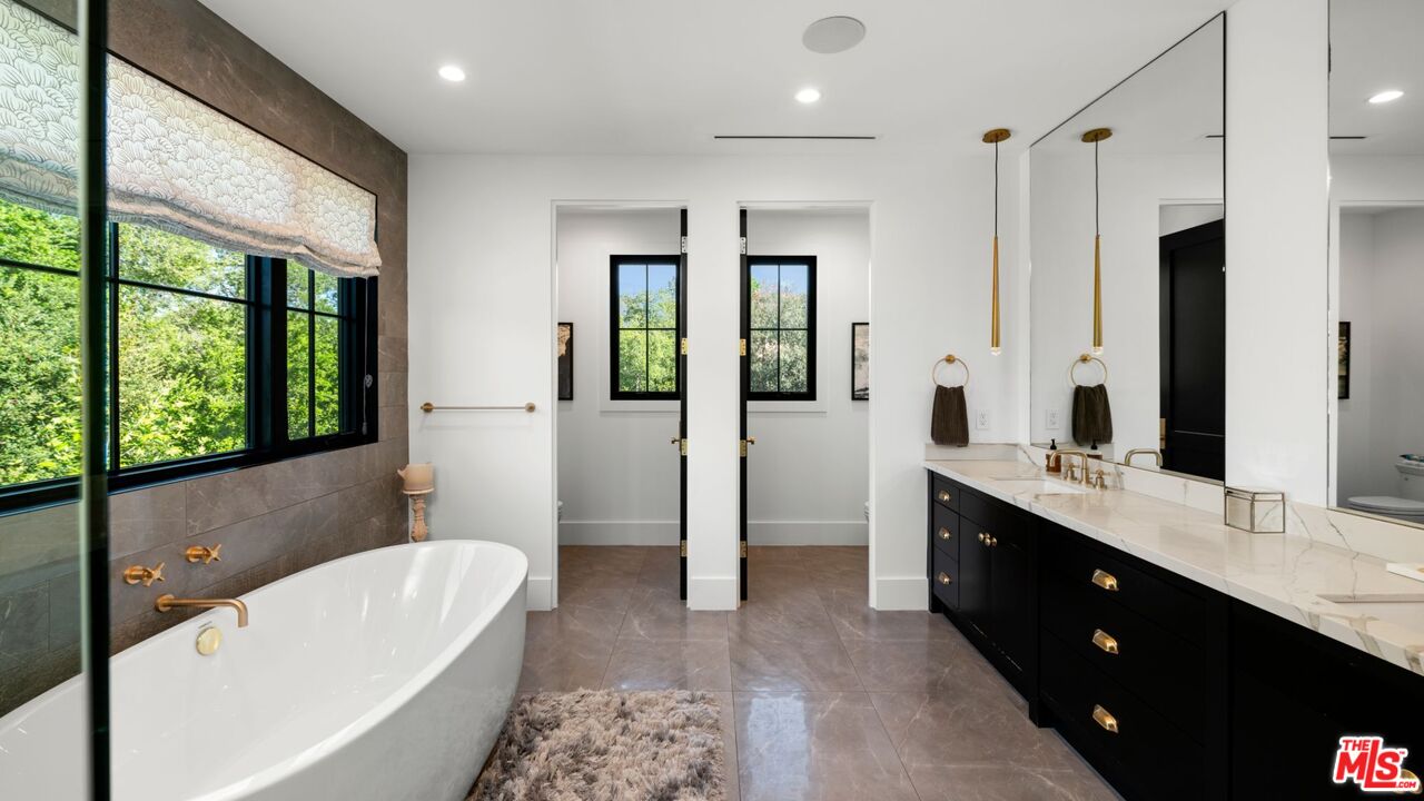 Encino, California, 91436, United States, 6 Bedrooms Bedrooms, ,7 BathroomsBathrooms,Residential,For Sale,1896144
