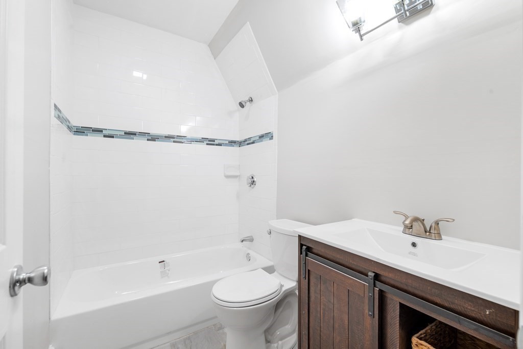 Taunton, Massachusetts, 02780, United States, 4 Bedrooms Bedrooms, ,3 BathroomsBathrooms,Residential,For Sale,1888080