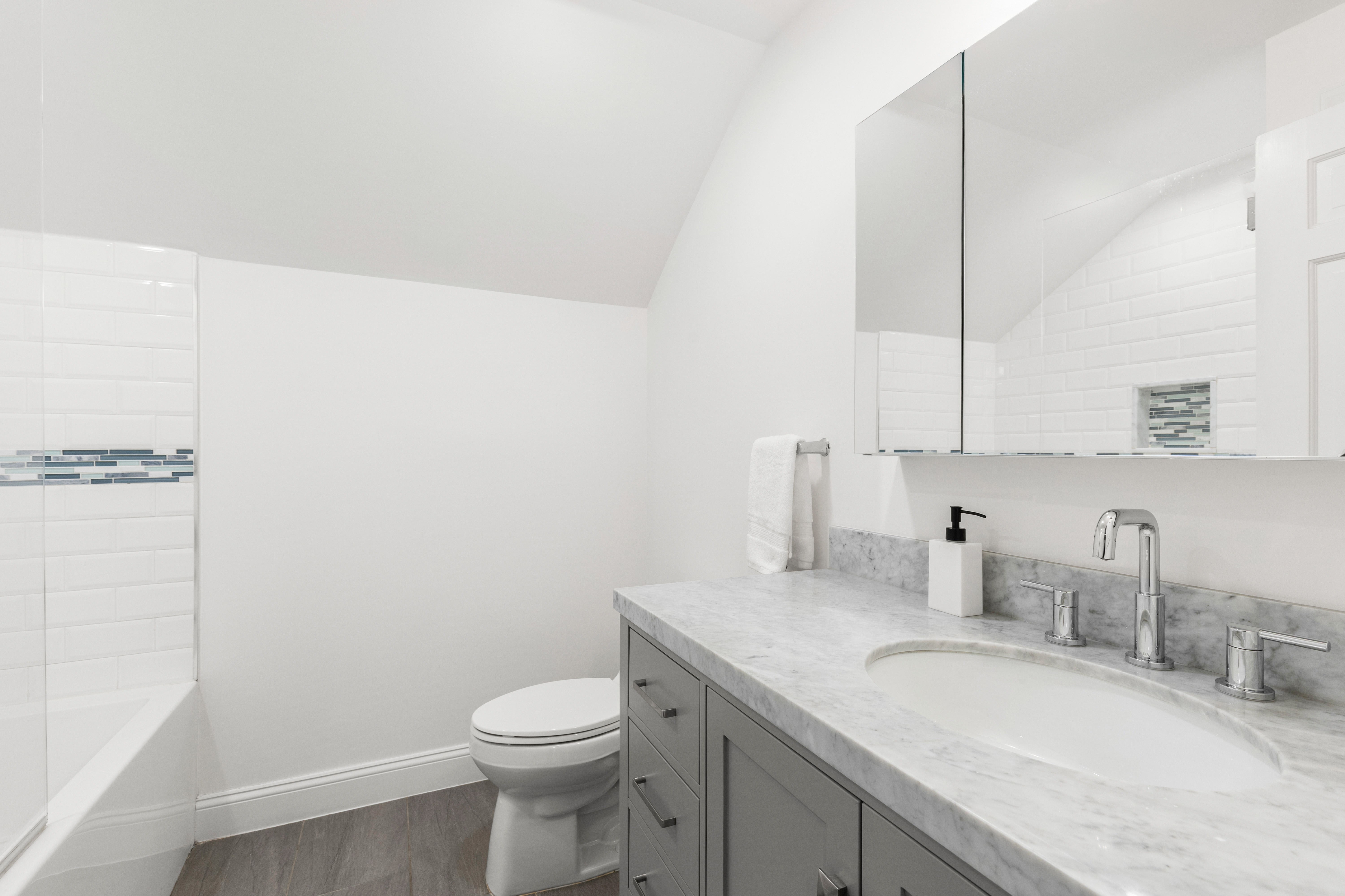  Fully Renovated Shore Acres Home - 物件實景