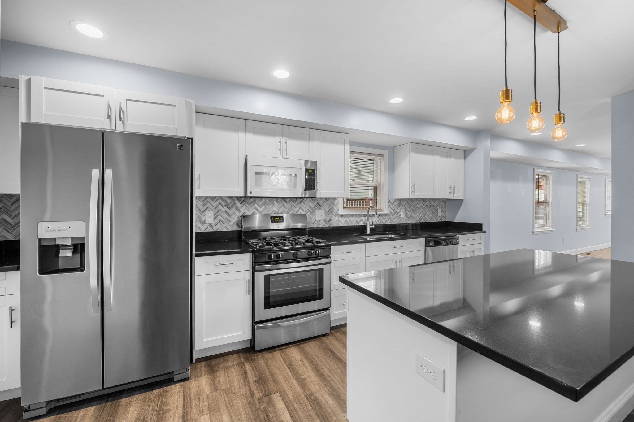Revere, Massachusetts, 02151, United States, 2 Bedrooms Bedrooms, ,3 BathroomsBathrooms,Residential,For Sale,2008626