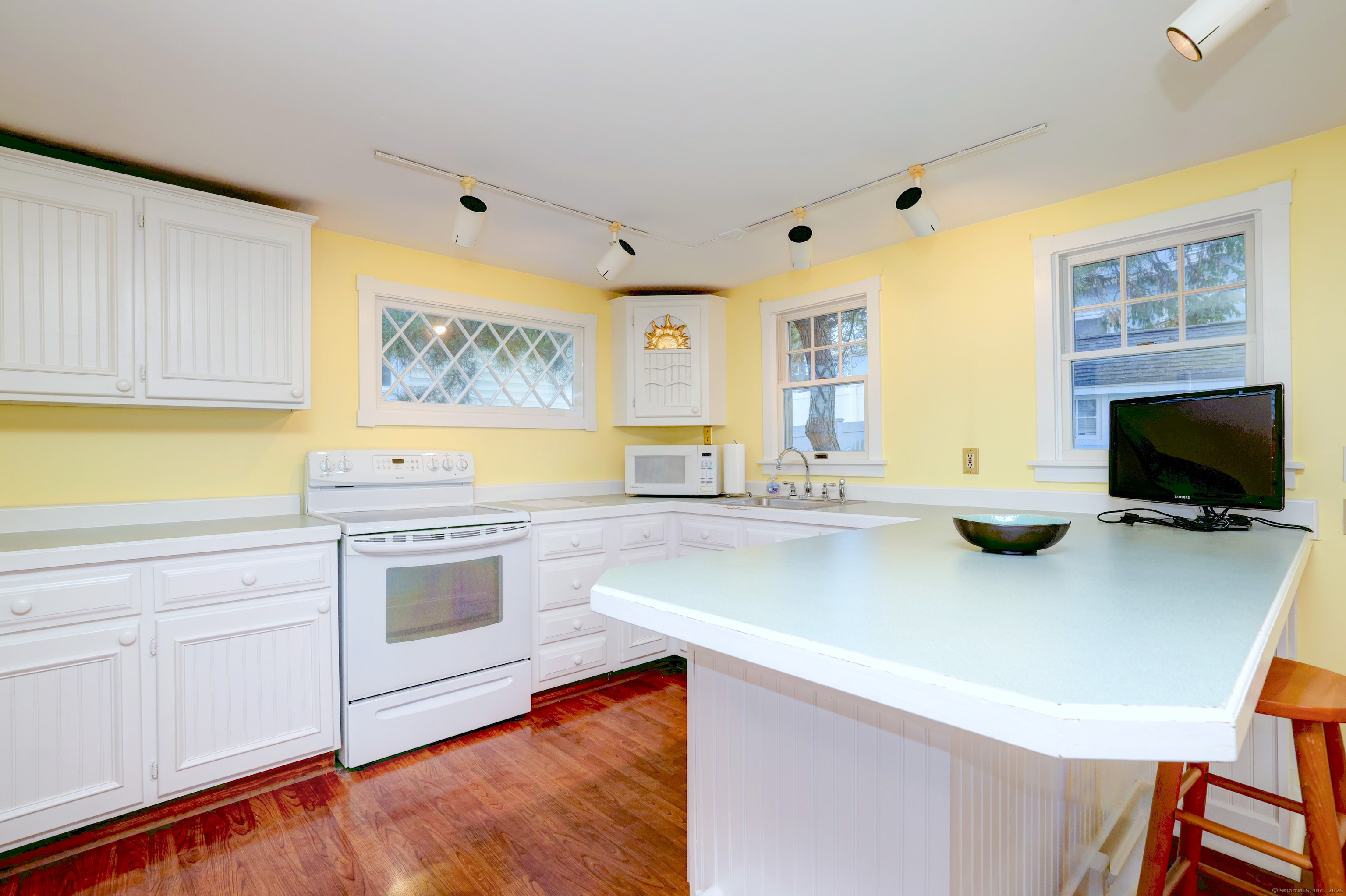 Milford, Connecticut, 06460, United States, 2 Bedrooms Bedrooms, ,2 BathroomsBathrooms,Residential,For Sale,1987873