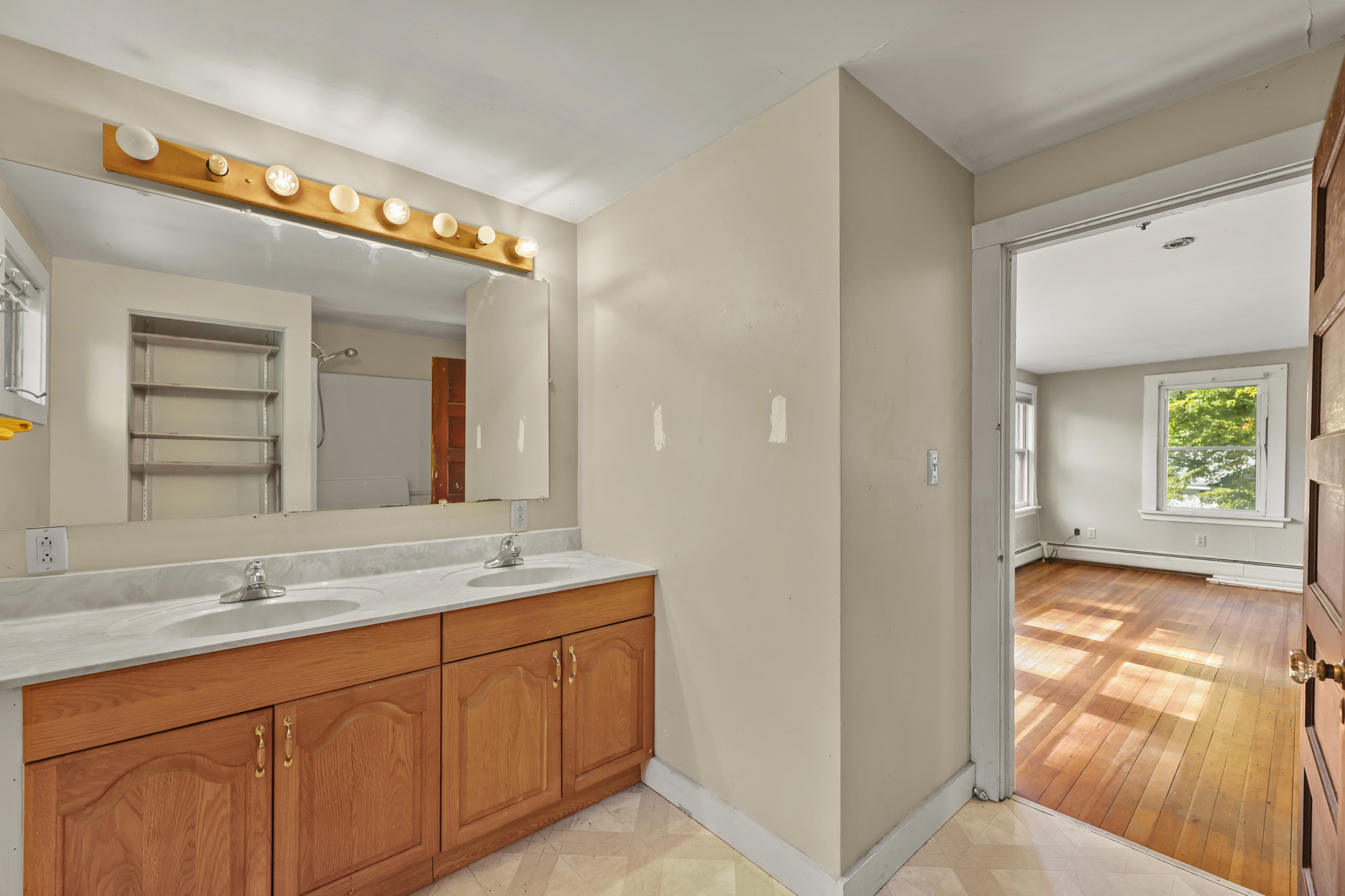  CHARMING STOCKBRIDGE 4-BED HOME AWAITS YOUR VISION - 物件實景