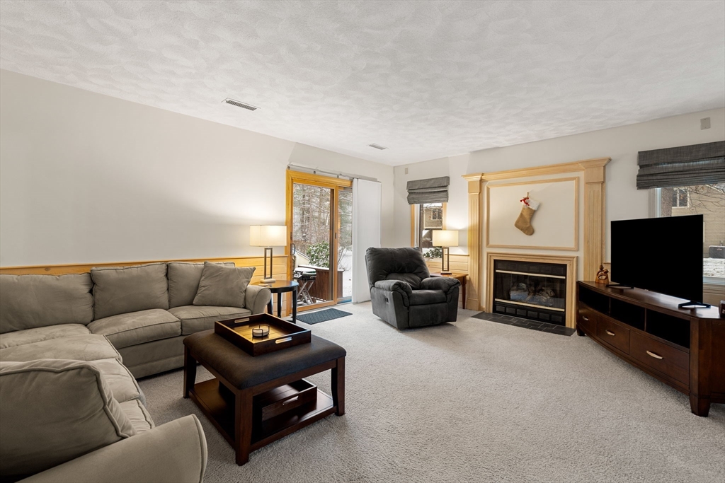 Haverhill, Massachusetts, 01830, United States, 2 Bedrooms Bedrooms, ,3 BathroomsBathrooms,Residential,For Sale,2001775