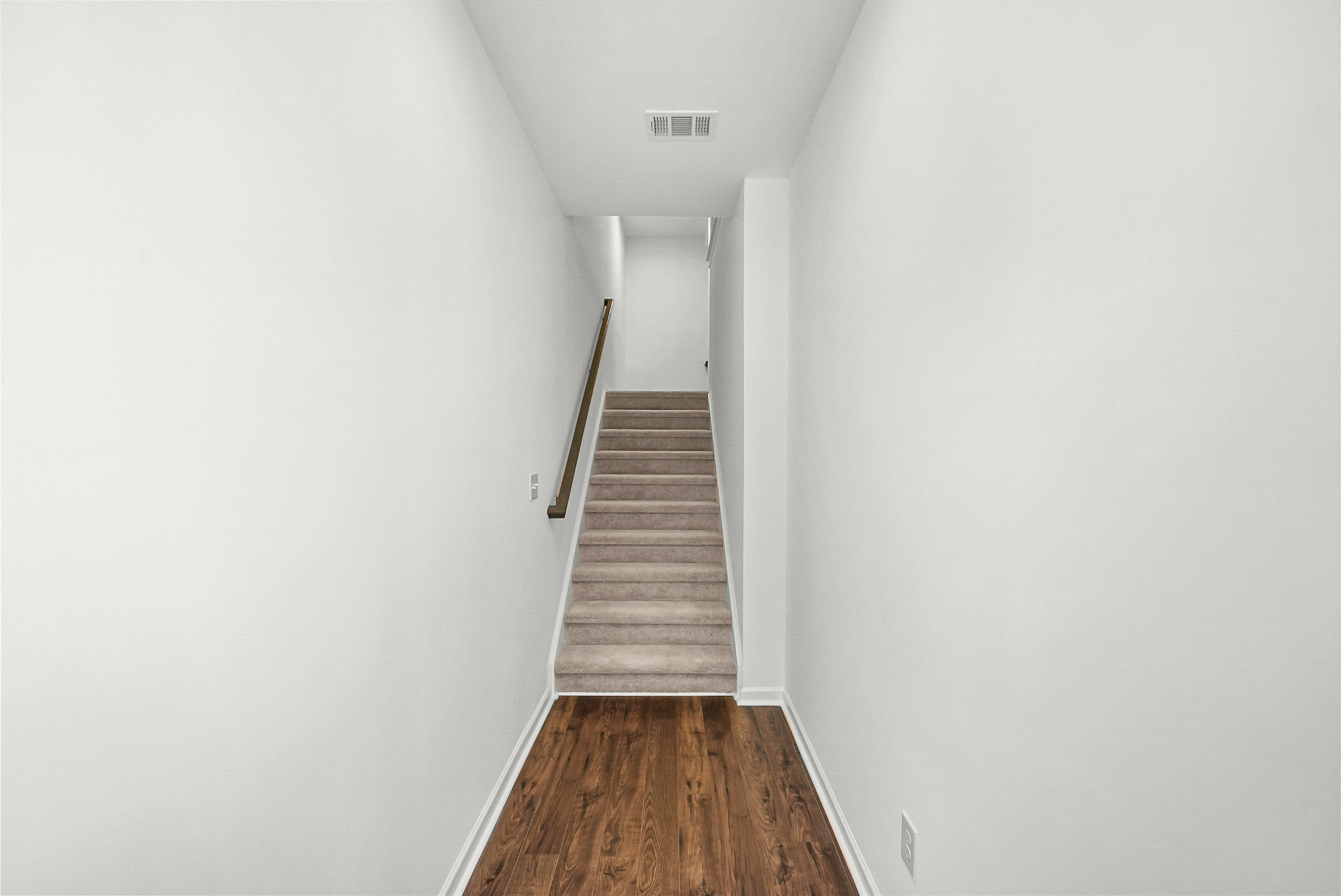  Better Than New Townhome is Ready Today - 物件實景