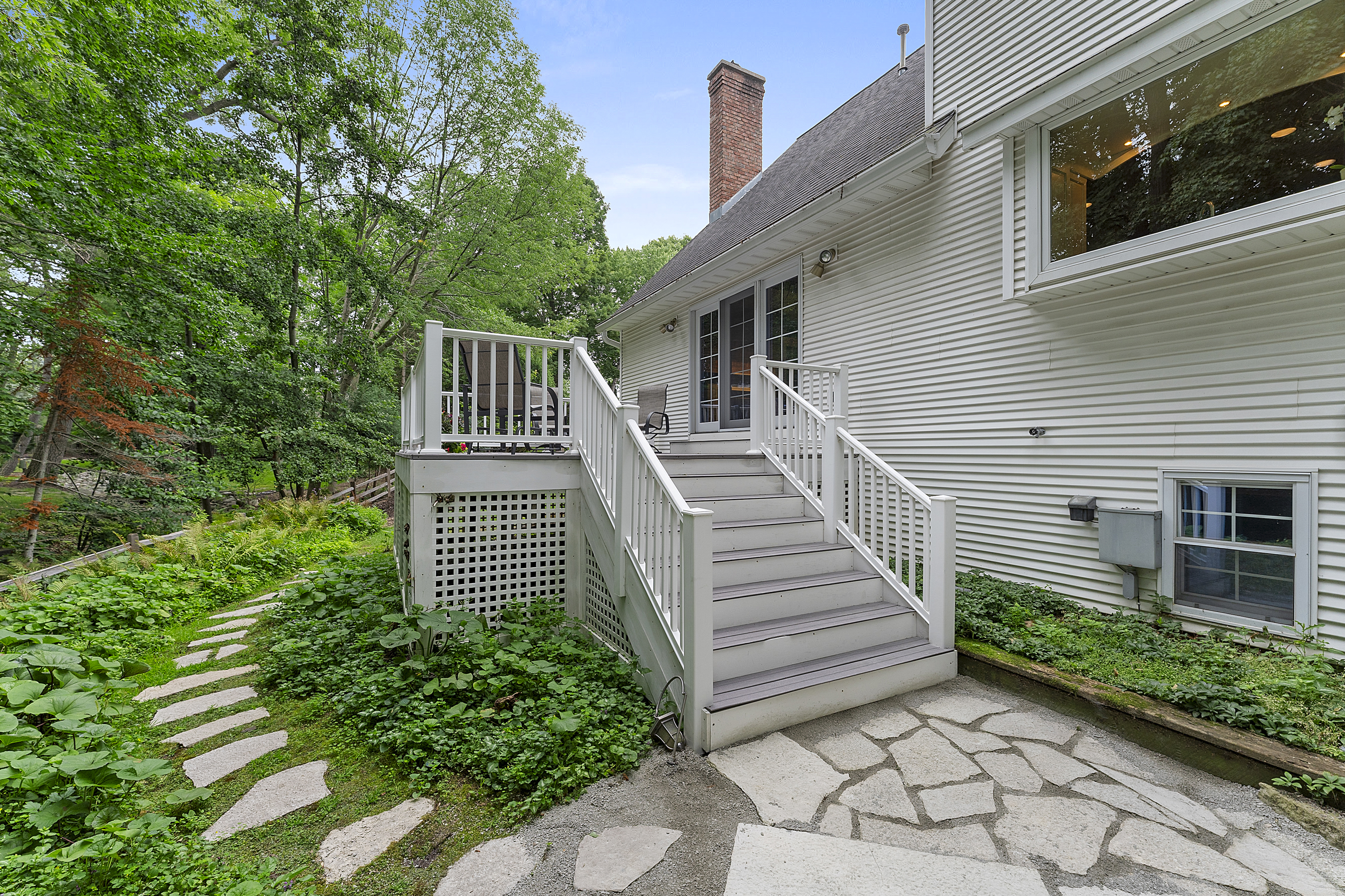  Elegant Colonial Offering Space, Privacy & Modern Comfort - 物件實景