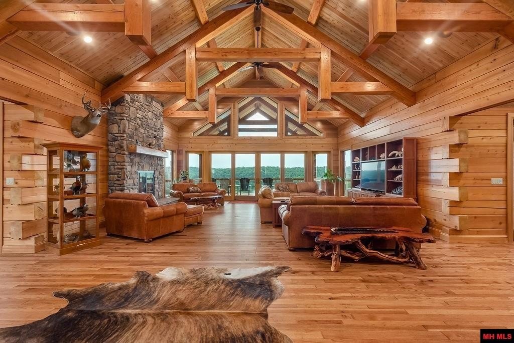 Cotter, Arkansas, 72626, United States, 4 Bedrooms Bedrooms, ,5 BathroomsBathrooms,Residential,For Sale,1976163