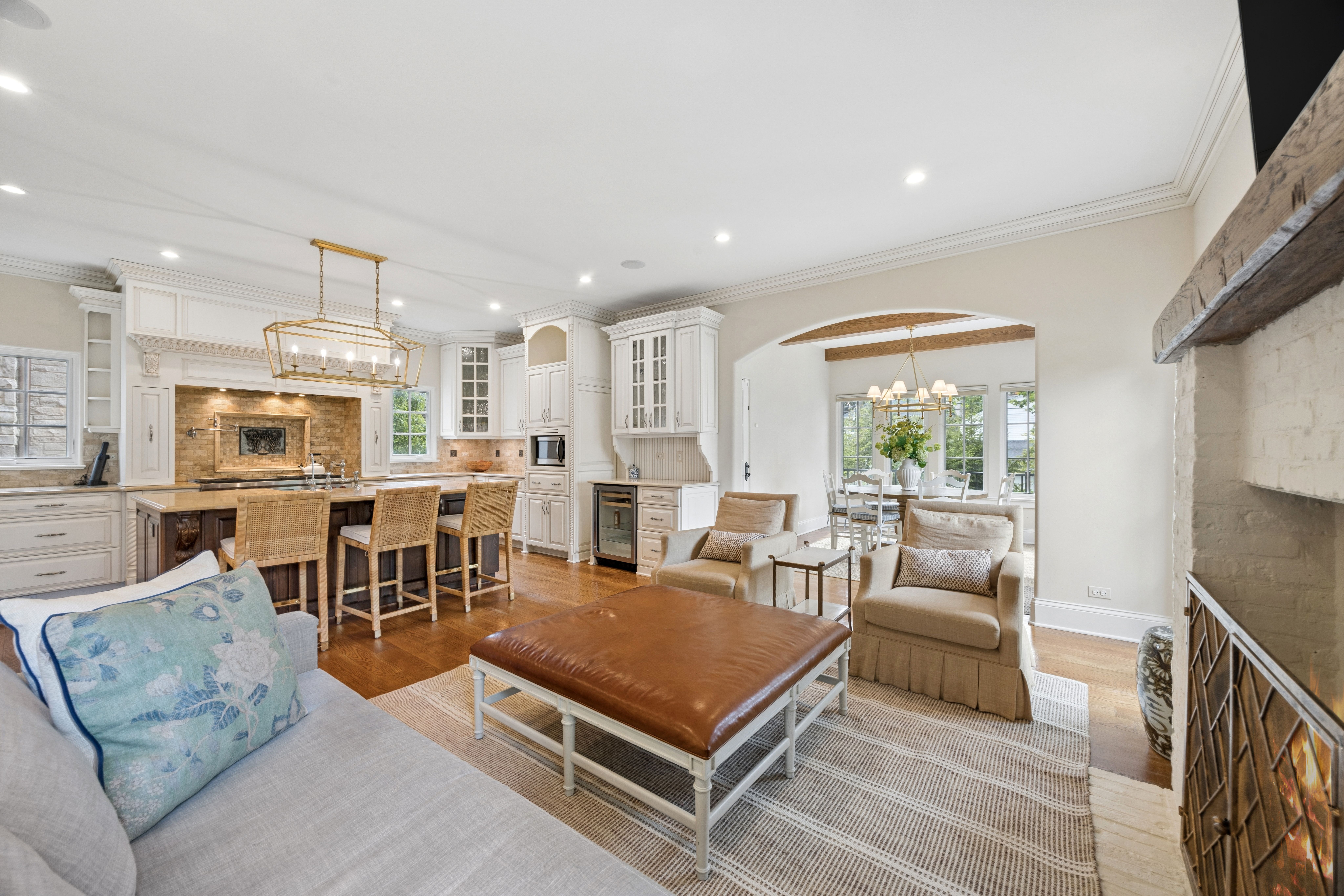  Timeless Architectural Detail with Warm, Inviting Living Spaces - 物件實景