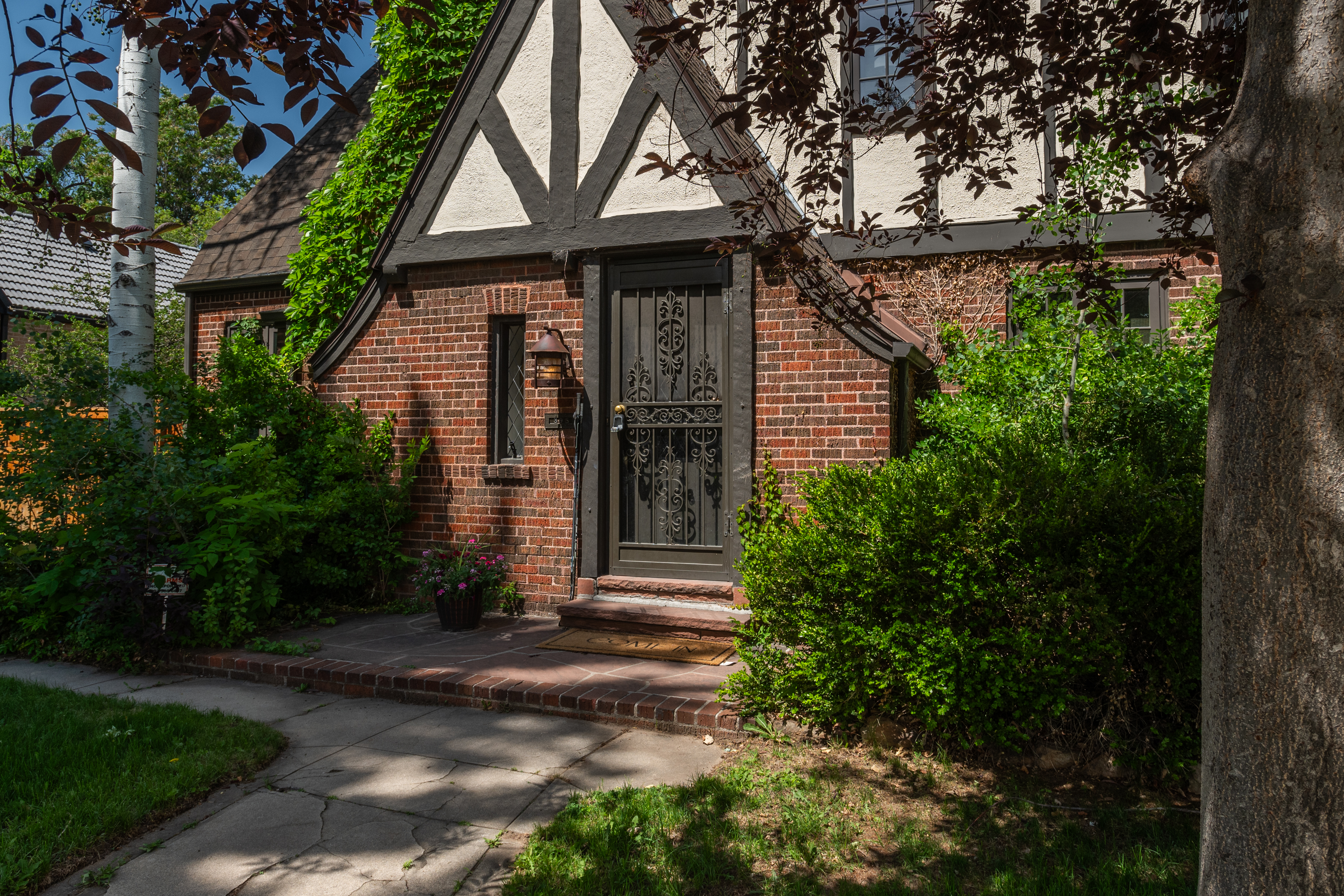  Recently renovated Hilltop Tudor is a must see - 物件實景