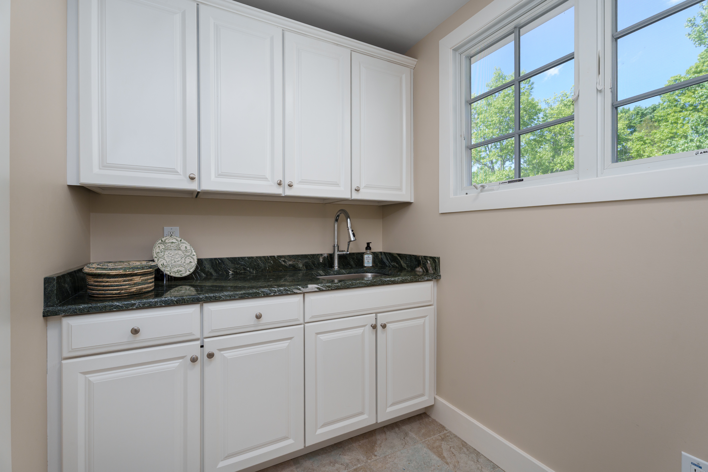  Exceptional Pond View Home with Dual Primary Suites - 物件實景