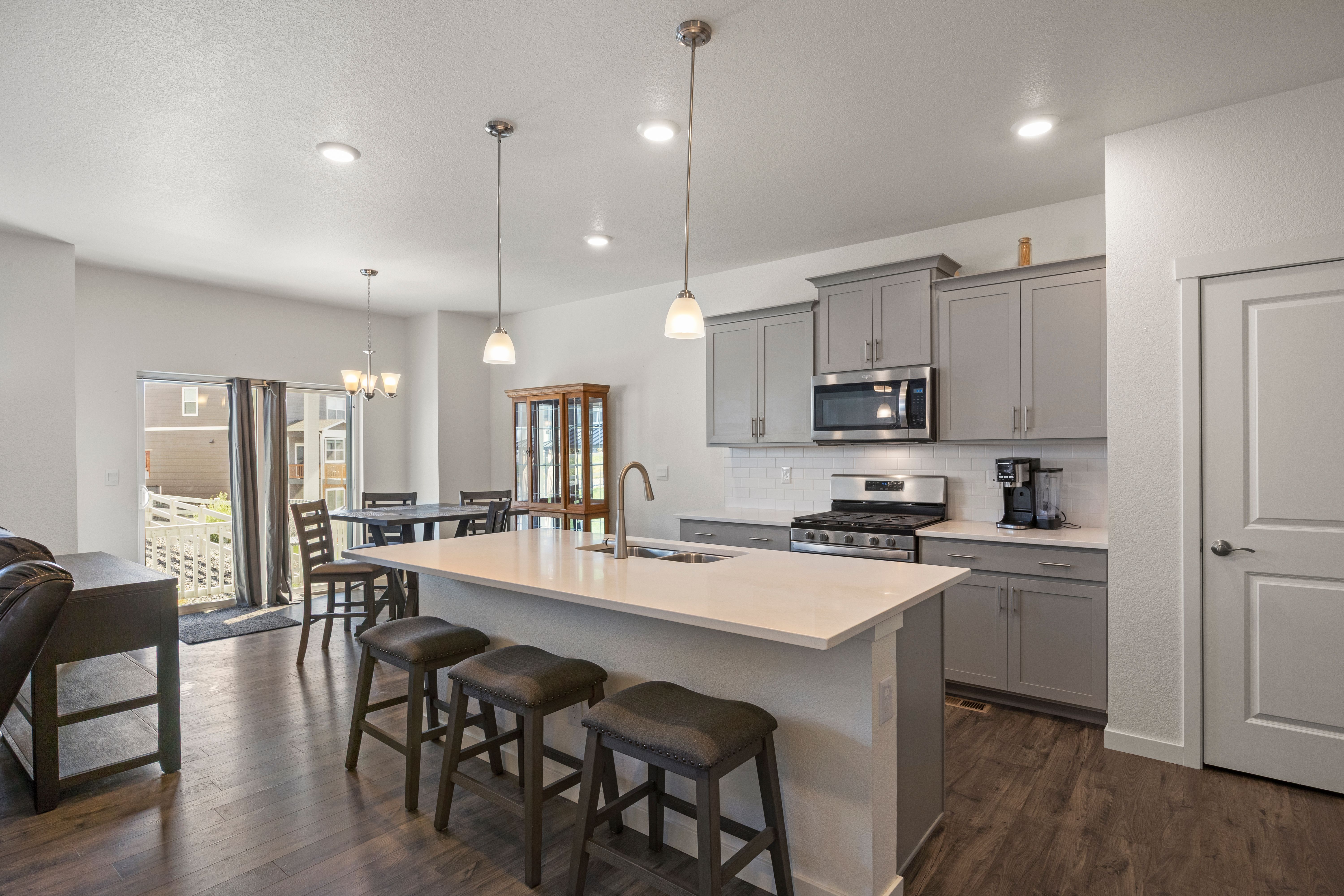  Perfect Blend of Modern Style, Functionality, and Mesa Views - 物件實景