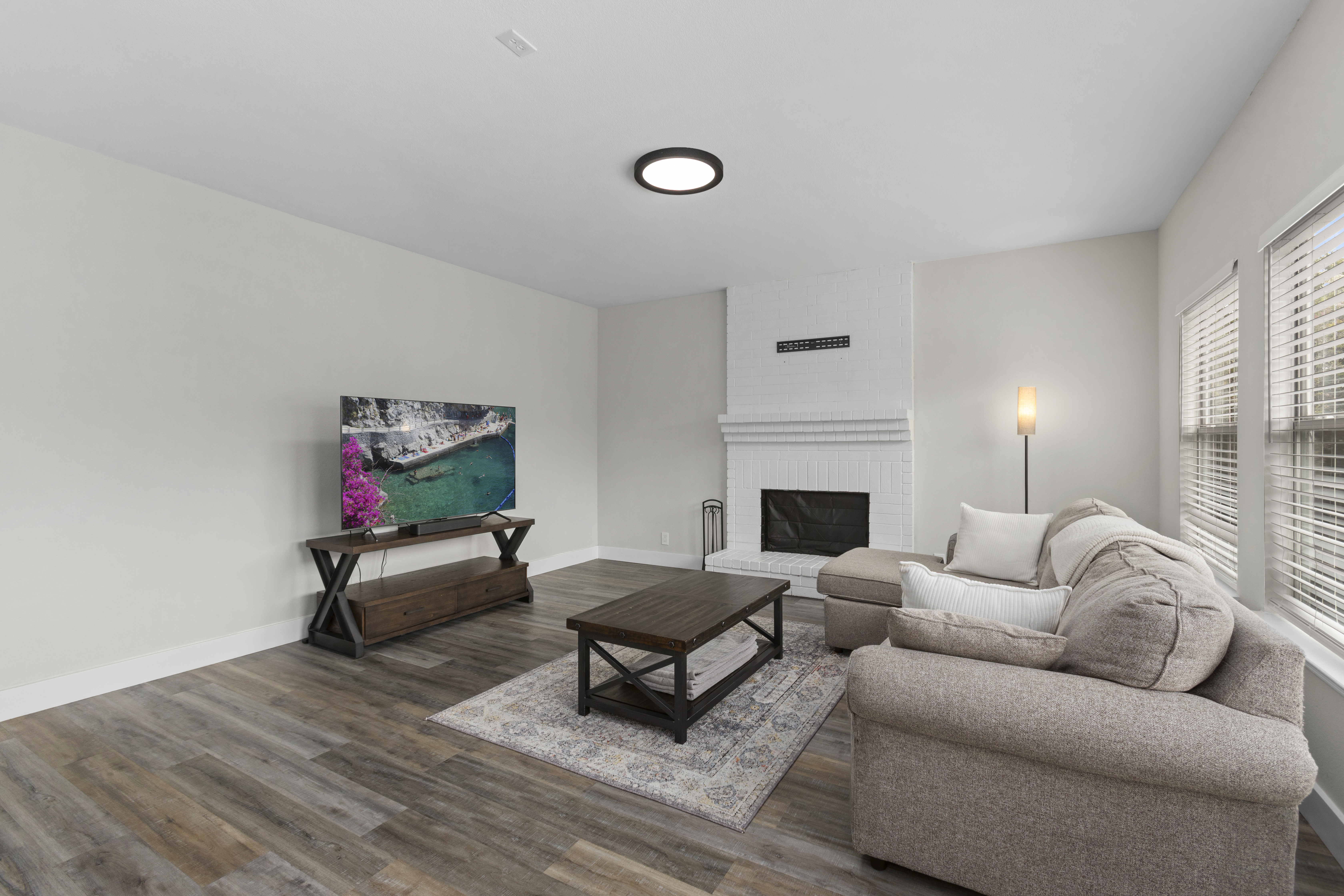  Modern Updates and Generous Living Spaces - 物件實景