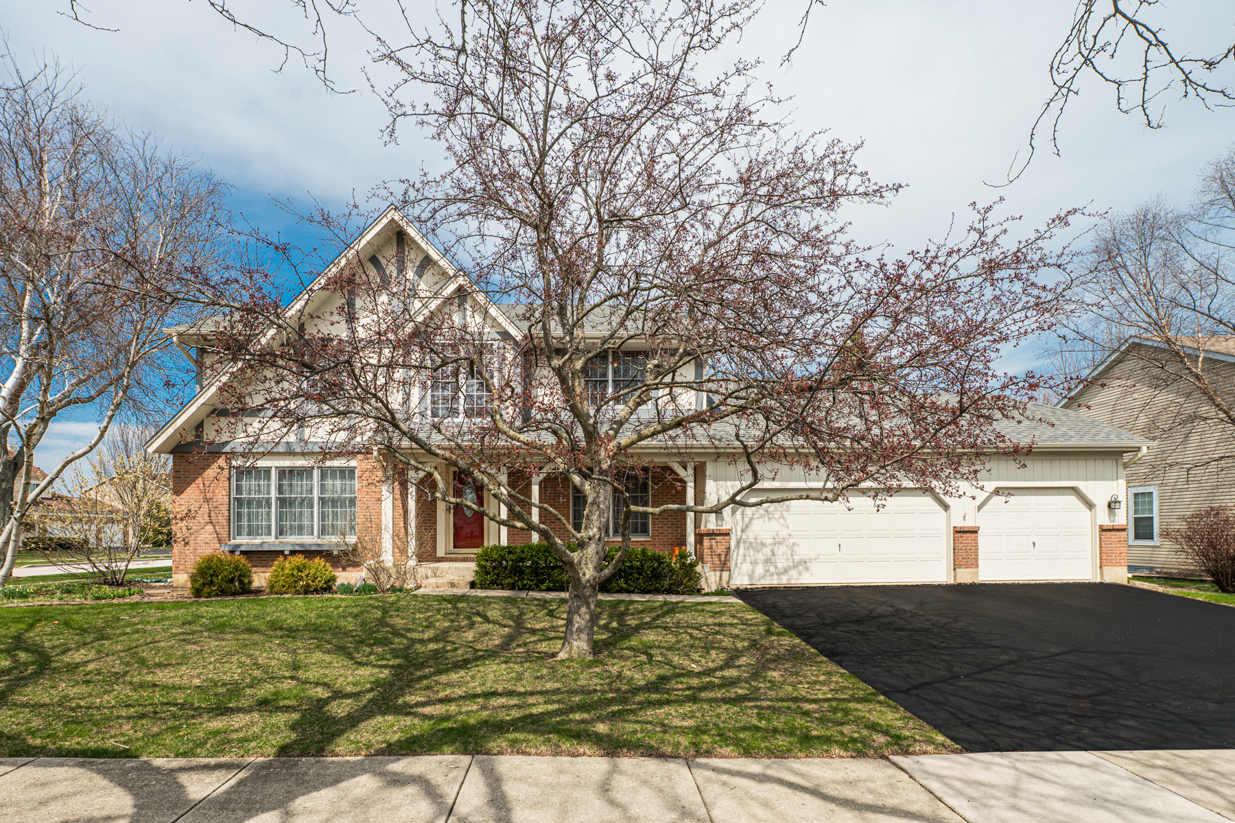  Beautifully Maintained Storybook Home - 物件實景
