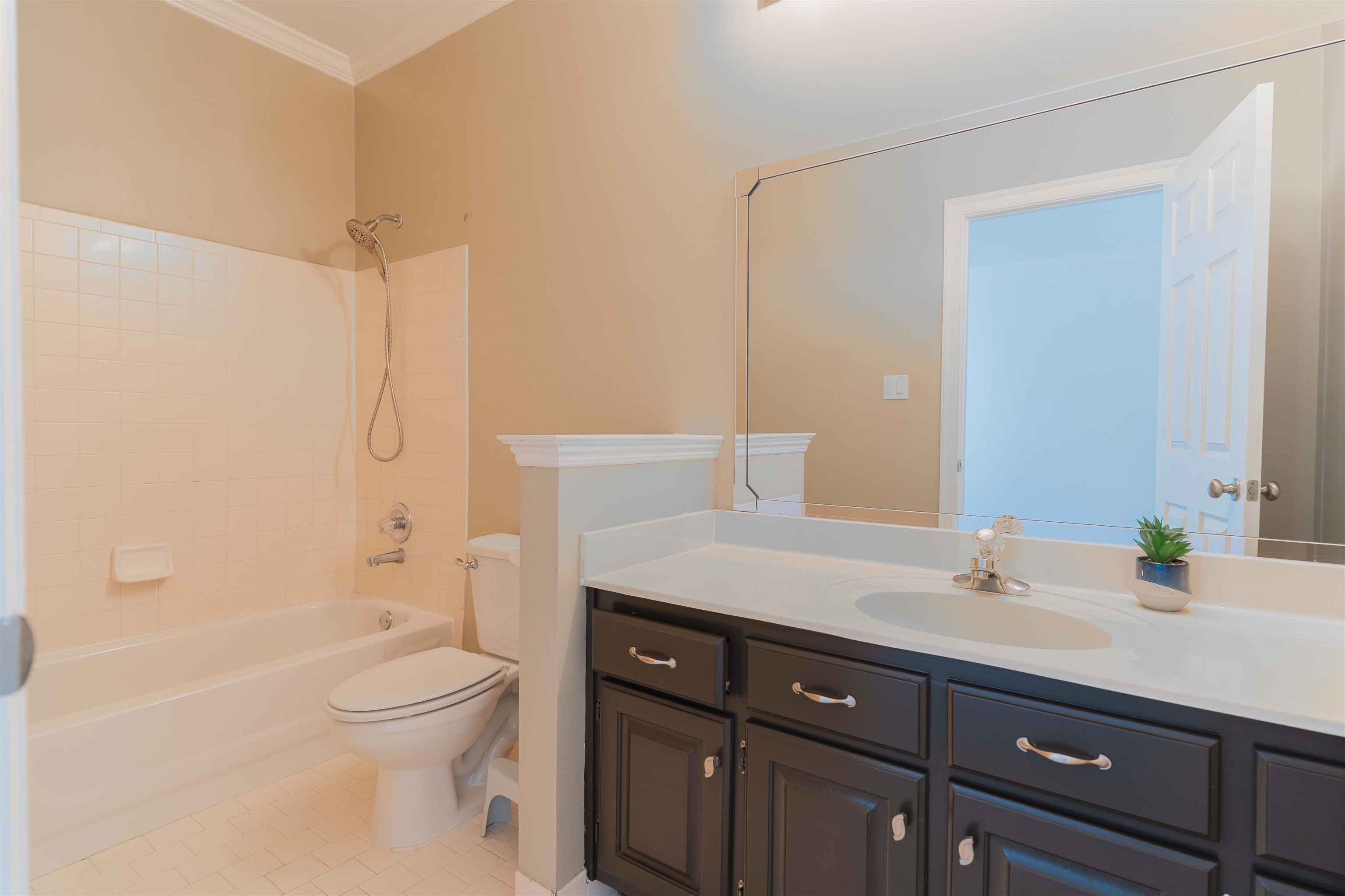 Memphis, Tennessee, 38120, United States, 4 Bedrooms Bedrooms, ,4 BathroomsBathrooms,Residential,For Sale,1965217