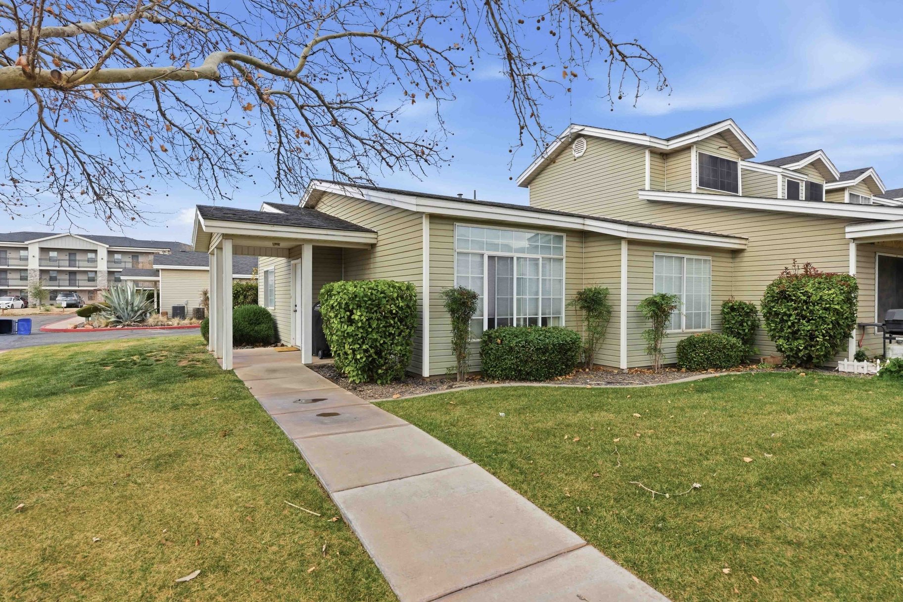  Open-Concept End-Unit with Updates in Knollwood Townhomes - 物件實景