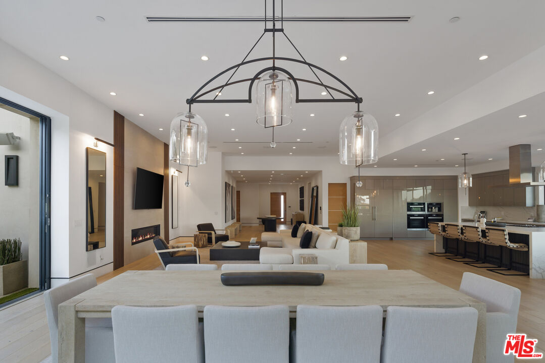 Los Angeles, California, 90049, United States, 4 Bedrooms Bedrooms, ,5 BathroomsBathrooms,Residential,For Sale,1862276