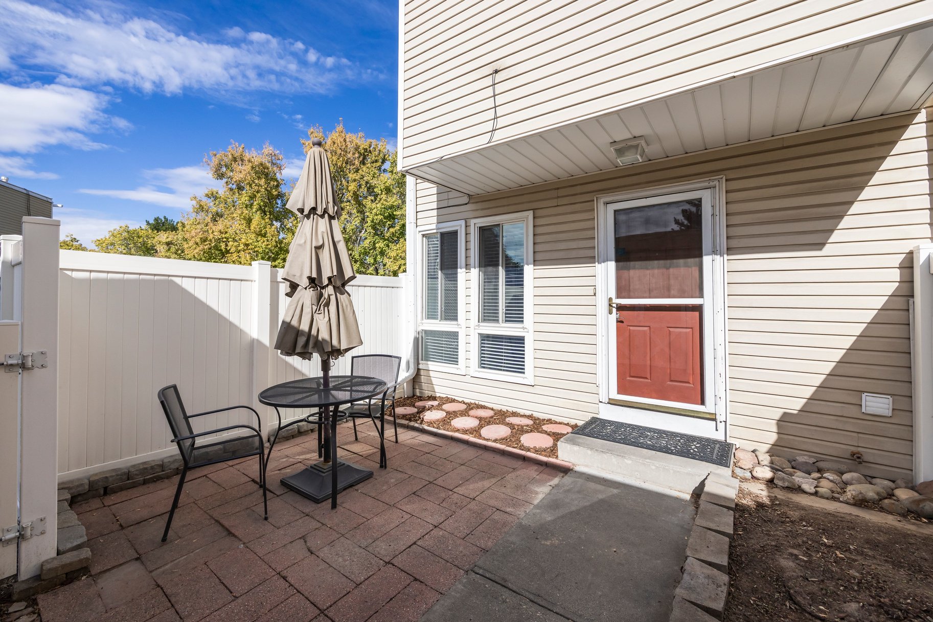  End-Unit Townhome with Updates Throughout - 物件實景