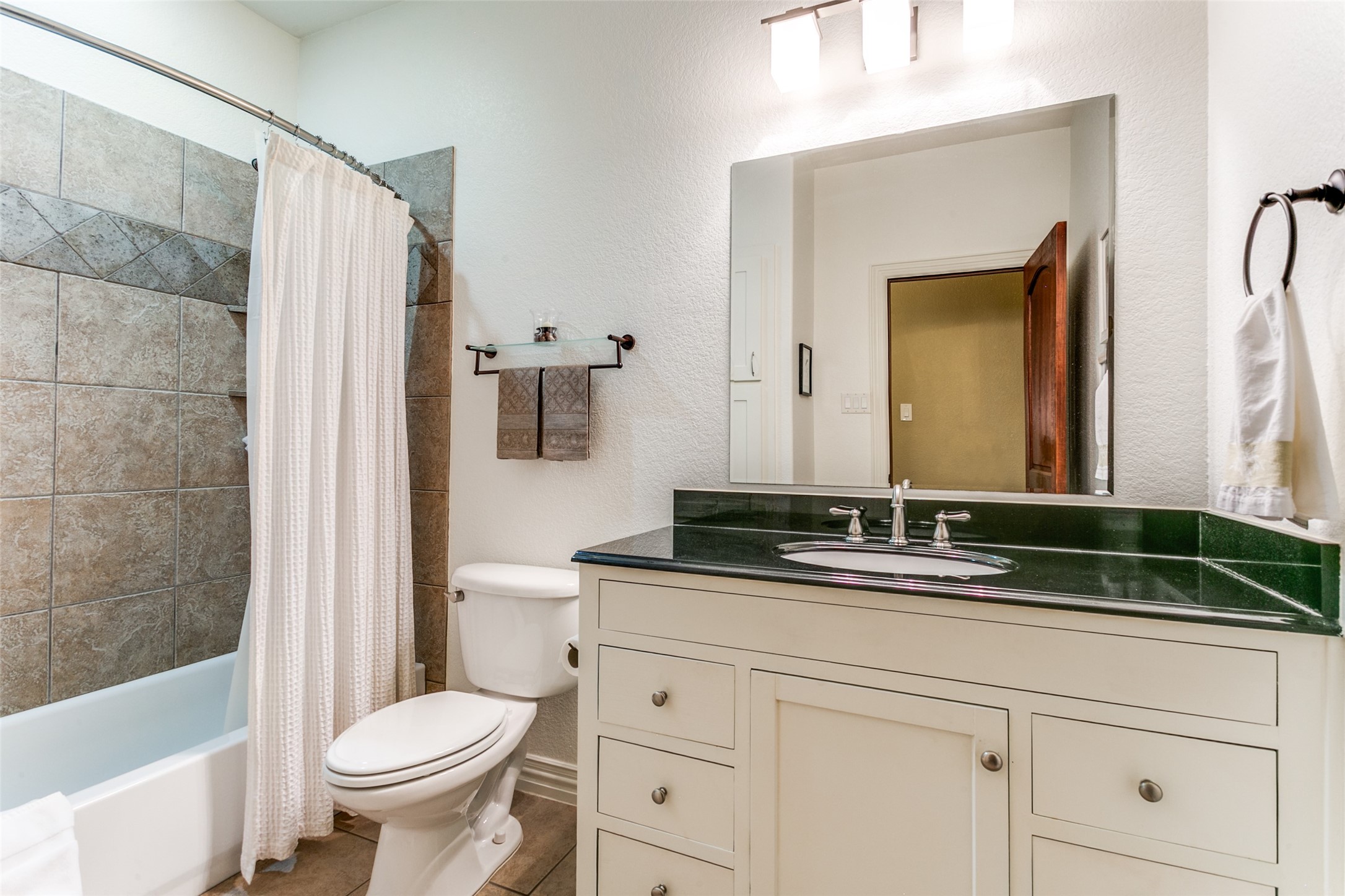 Grapevine, Texas, 76051, United States, 3 Bedrooms Bedrooms, ,2 BathroomsBathrooms,Residential,For Sale,1857561