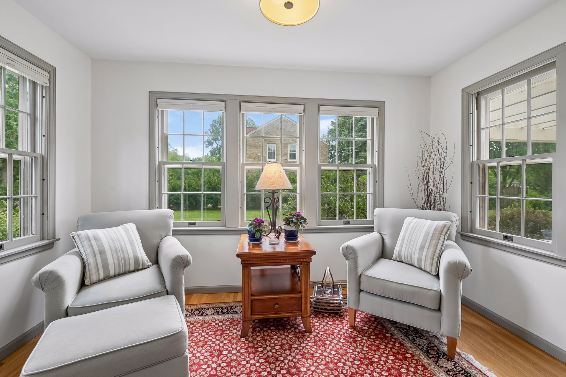  Thoughtfully Updated Tudor on a Rare Oversized Lot - 物件實景