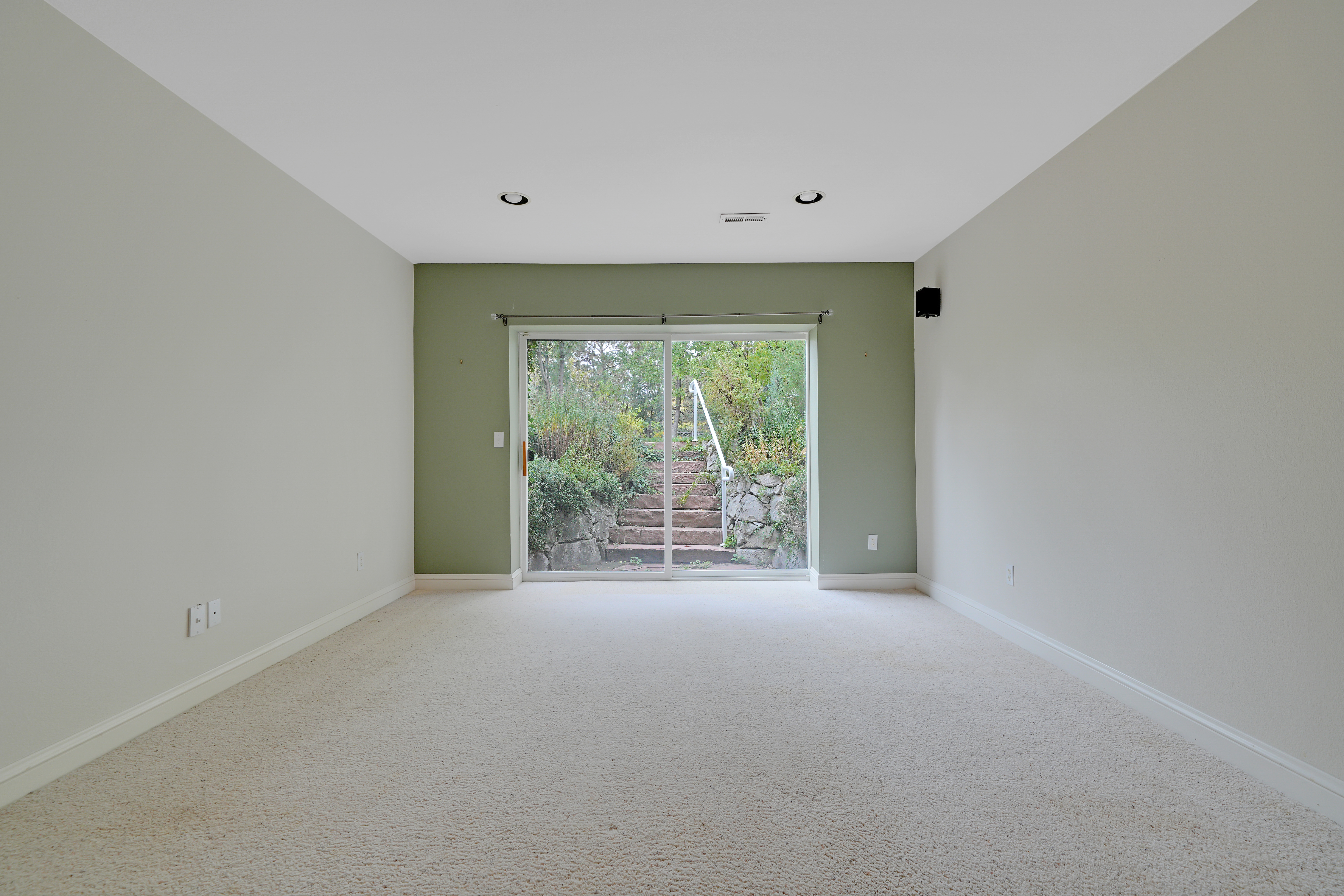  Custom Home with Vaulted Ceilings, Sauna and Wine Storage - 物件實景