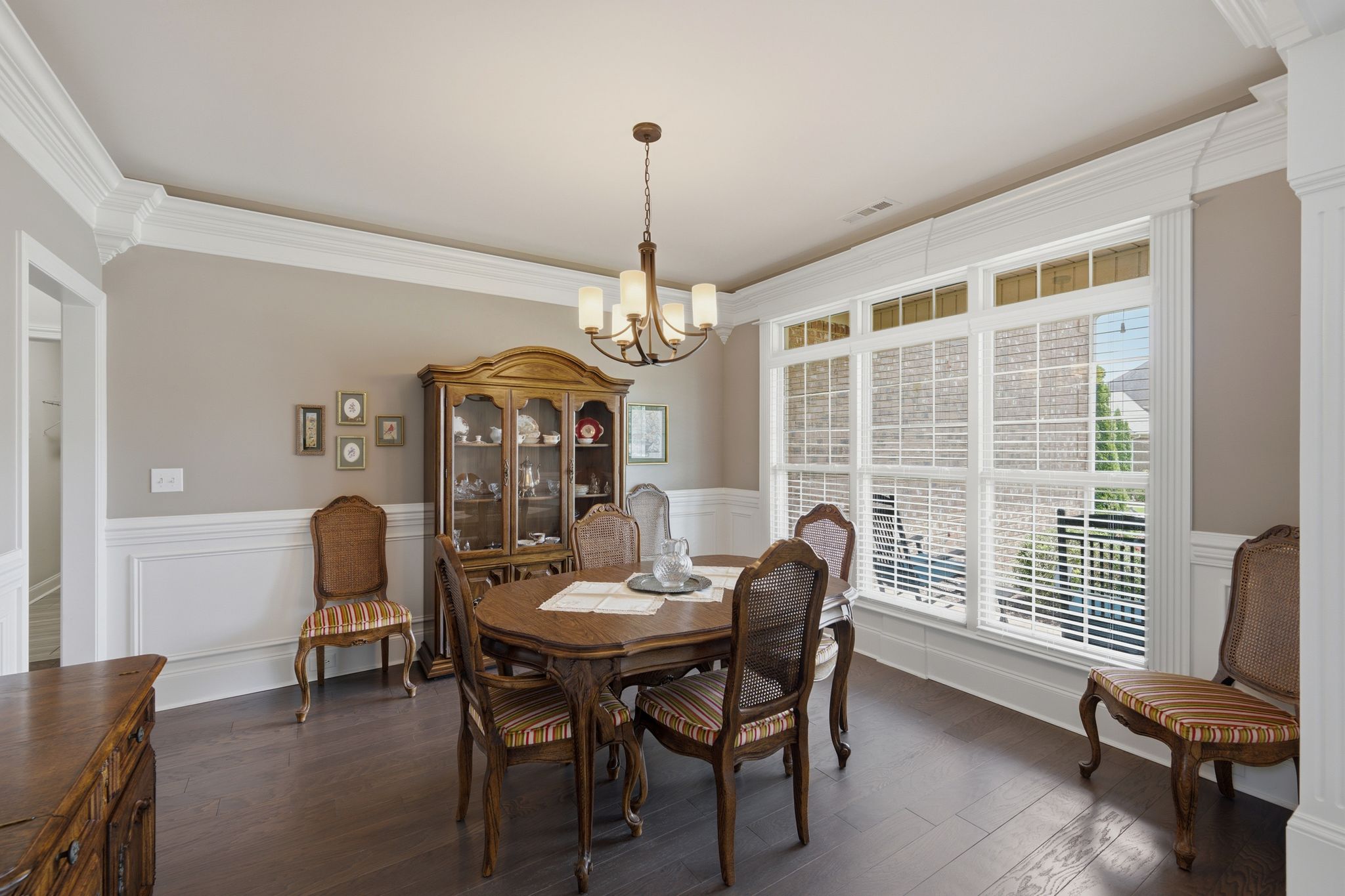  214 Legendwood Drive  NW - 物件實景