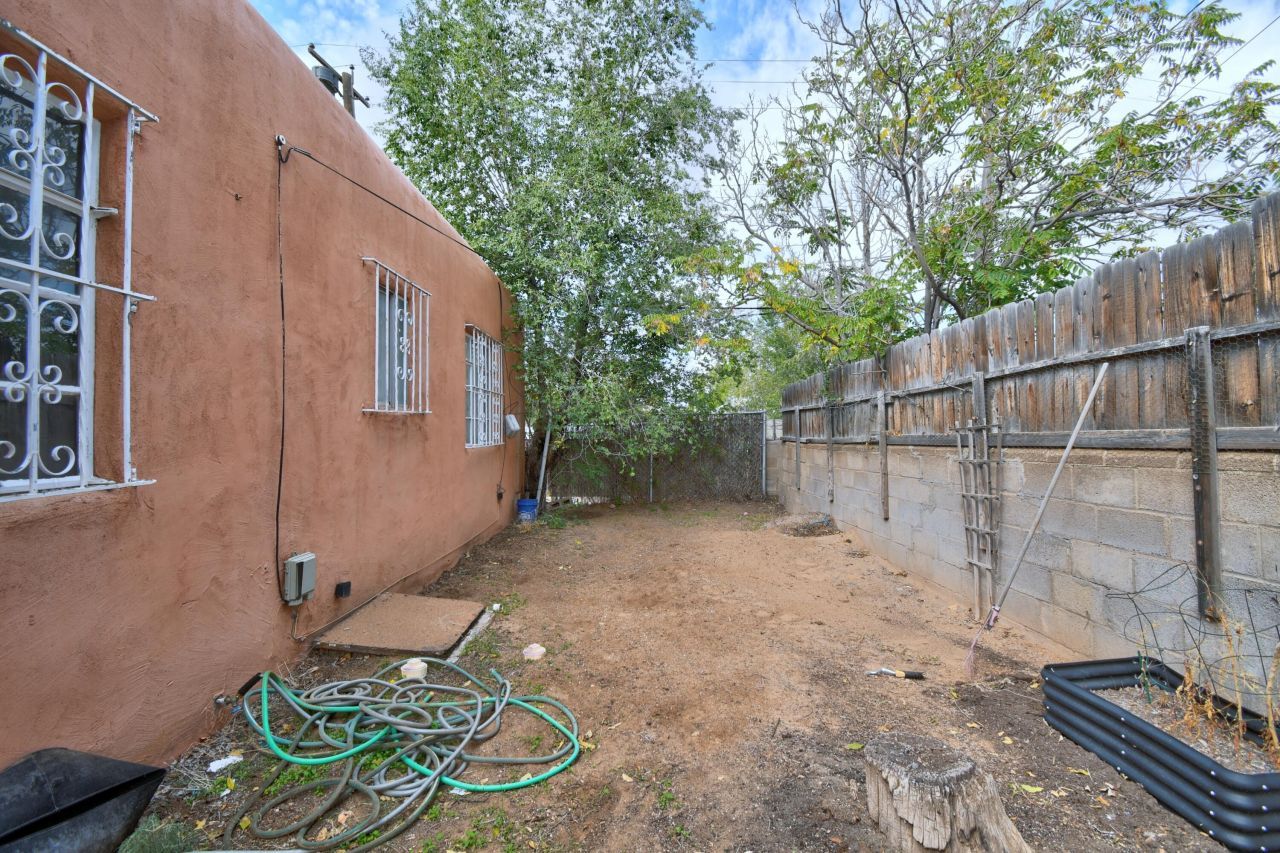 Albuquerque, New Mexico, 87106, United States, 4 Bedrooms Bedrooms, ,3 BathroomsBathrooms,Residential,For Sale,1963751