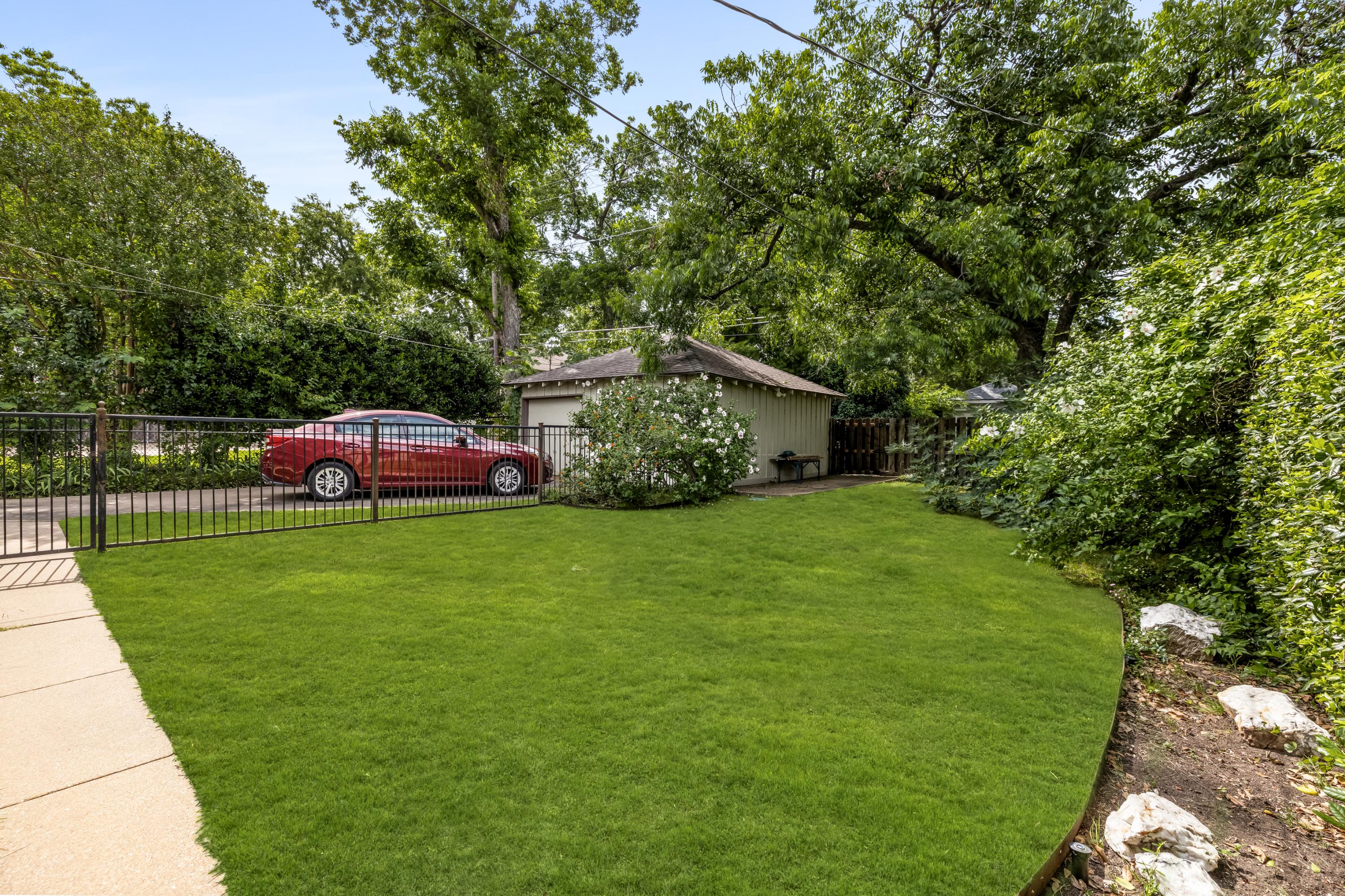  Classic Greenland Hills Tudor Opportunity - 物件實景