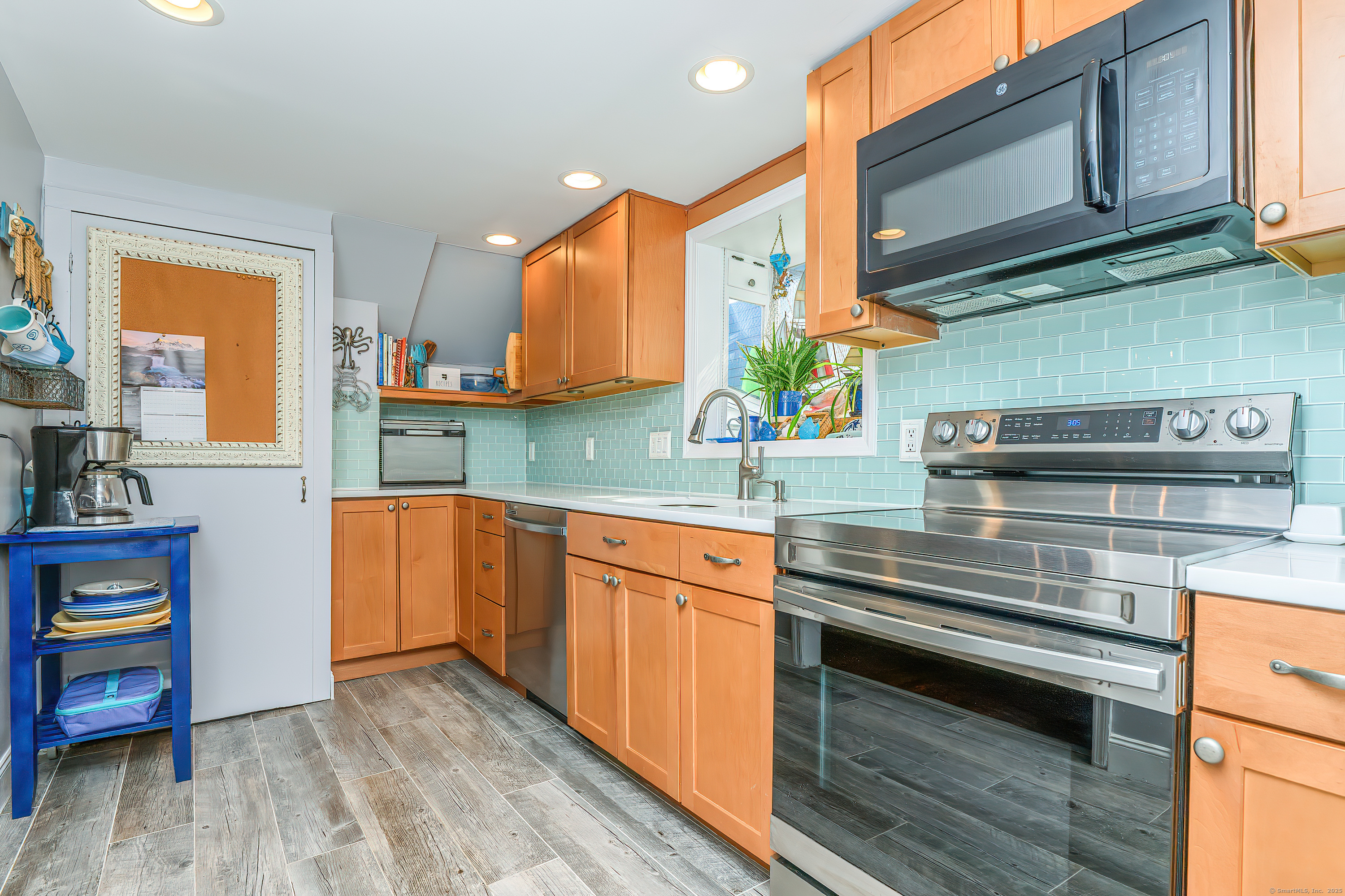 Milford, Connecticut, 06460, United States, 3 Bedrooms Bedrooms, ,2 BathroomsBathrooms,Residential,For Sale,1942157