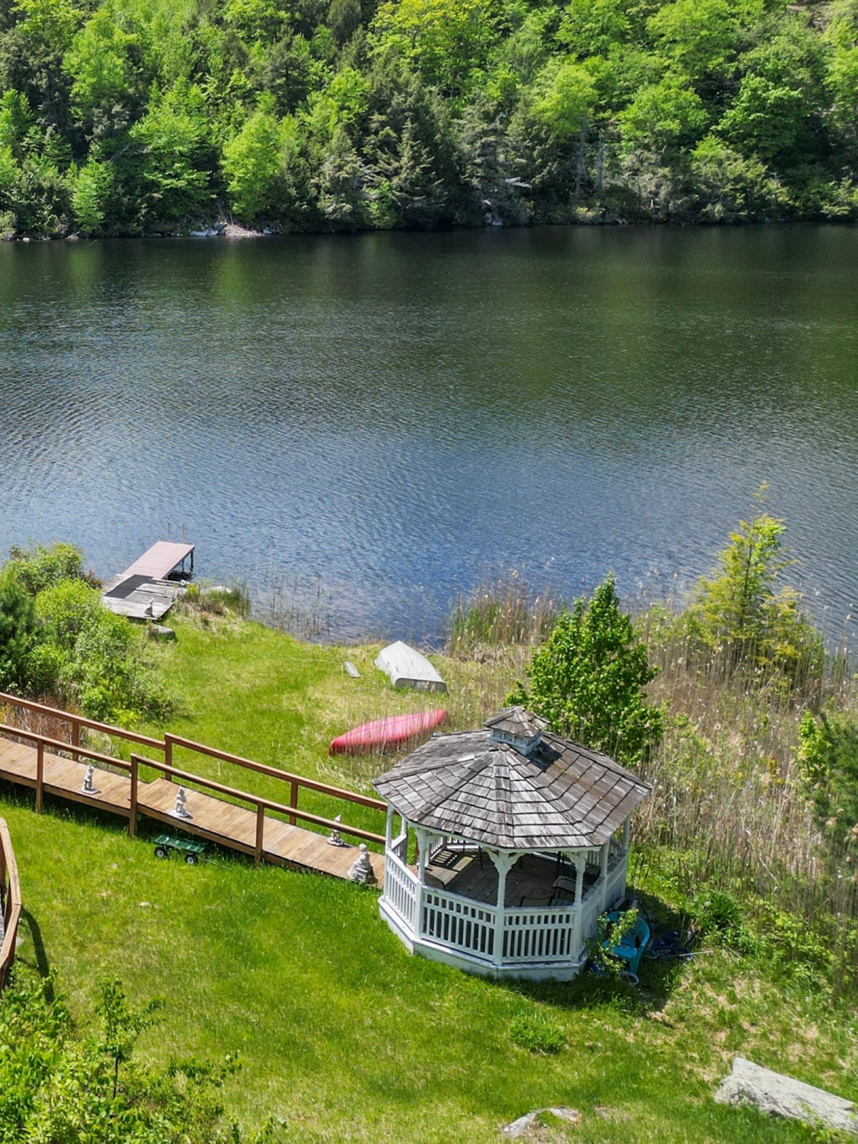  Exceptional Waterfront Retreat on Tranquil Hayes Pond - 物件實景
