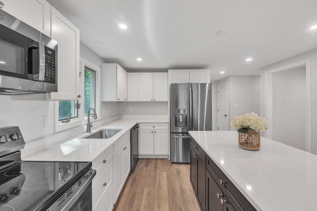 North Attleboro, Massachusetts, 02760, United States, 3 Bedrooms Bedrooms, ,Residential,For Sale,1872136