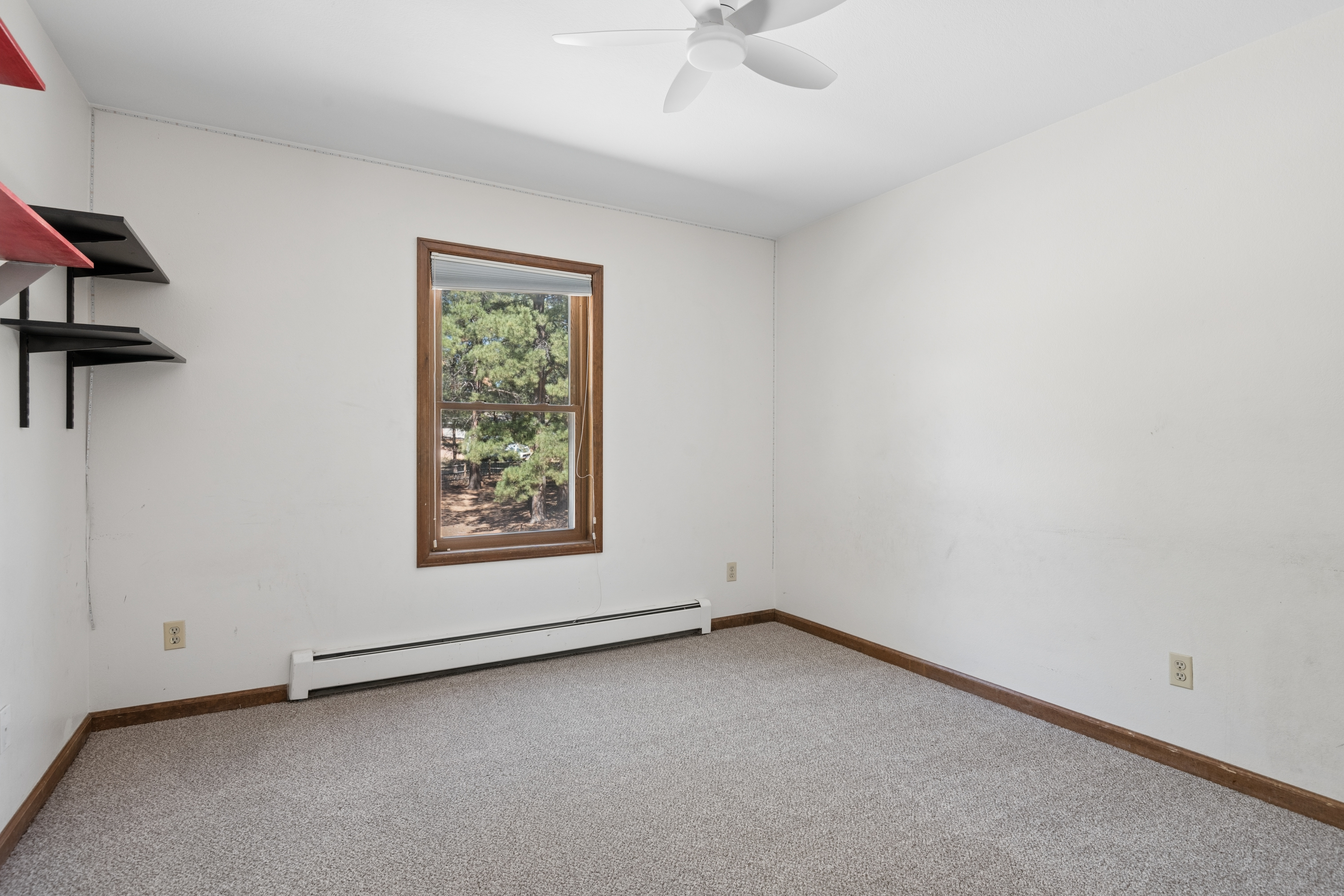  Set behind a gated entry on two and a half wooded acres - 物件實景