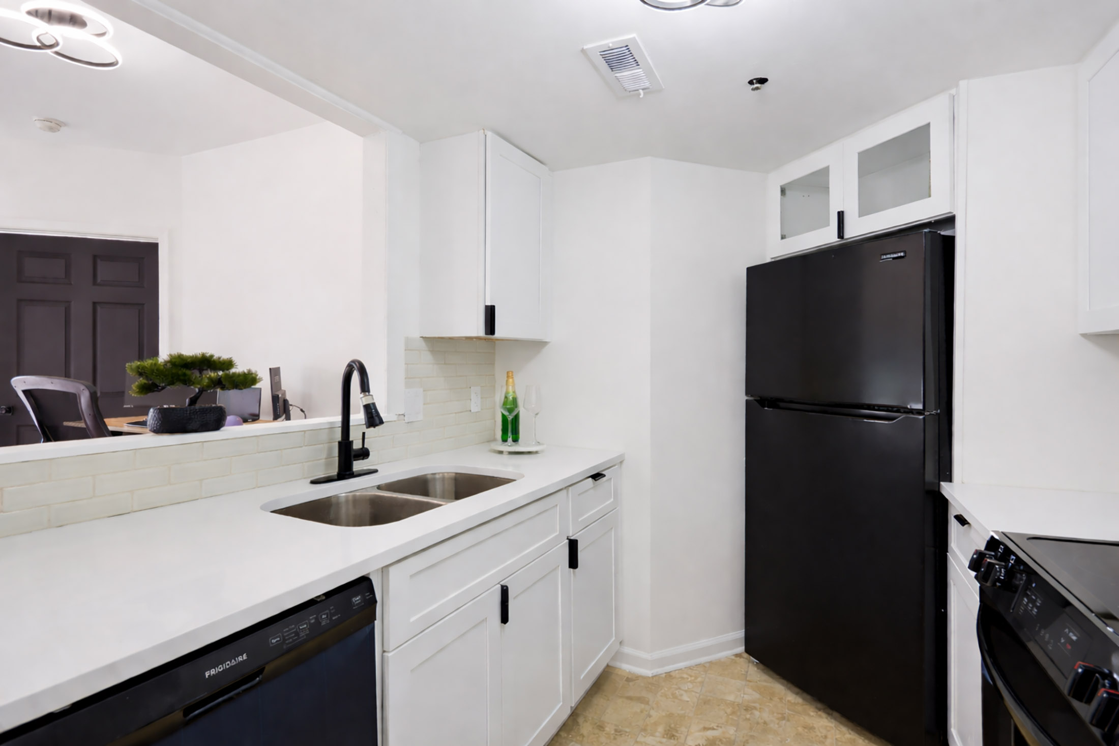  Stunning Designer-renovated Condo Minutes from Atlanta