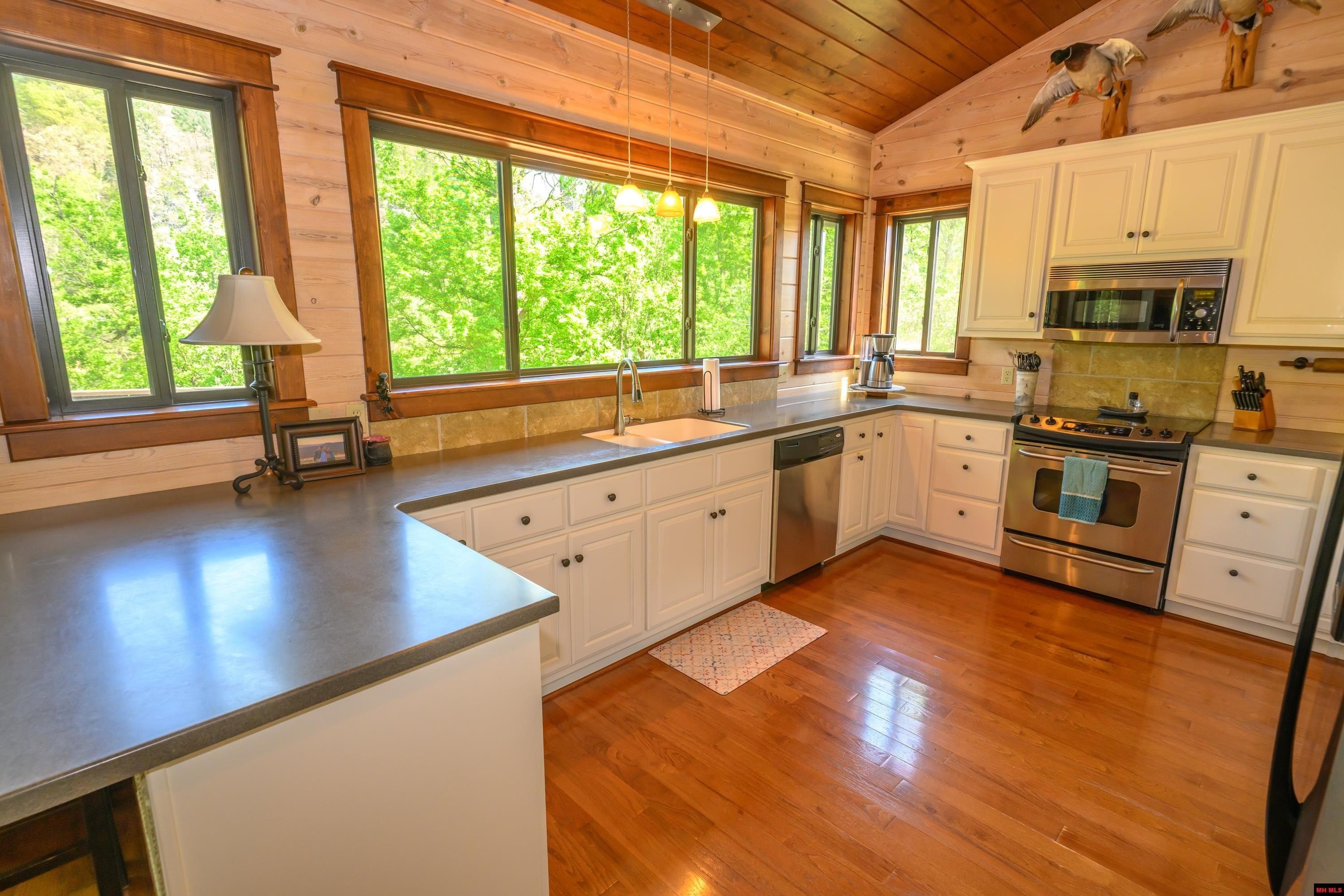 Norfork, Arkansas, 72658, United States, 3 Bedrooms Bedrooms, ,3 BathroomsBathrooms,Residential,For Sale,1921942