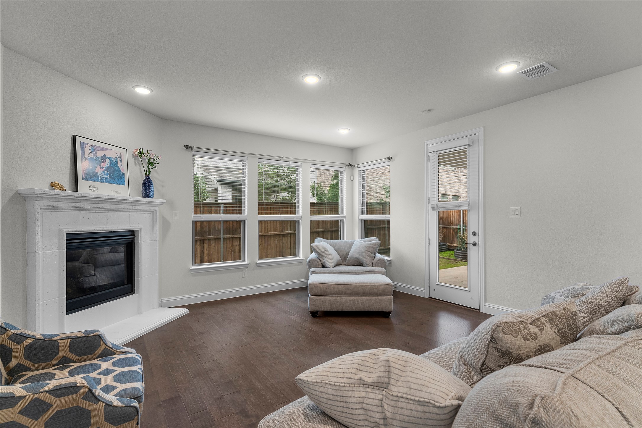 Carrollton, Texas, 75010, United States, 4 Bedrooms Bedrooms, ,3 BathroomsBathrooms,Residential,For Sale,1941049