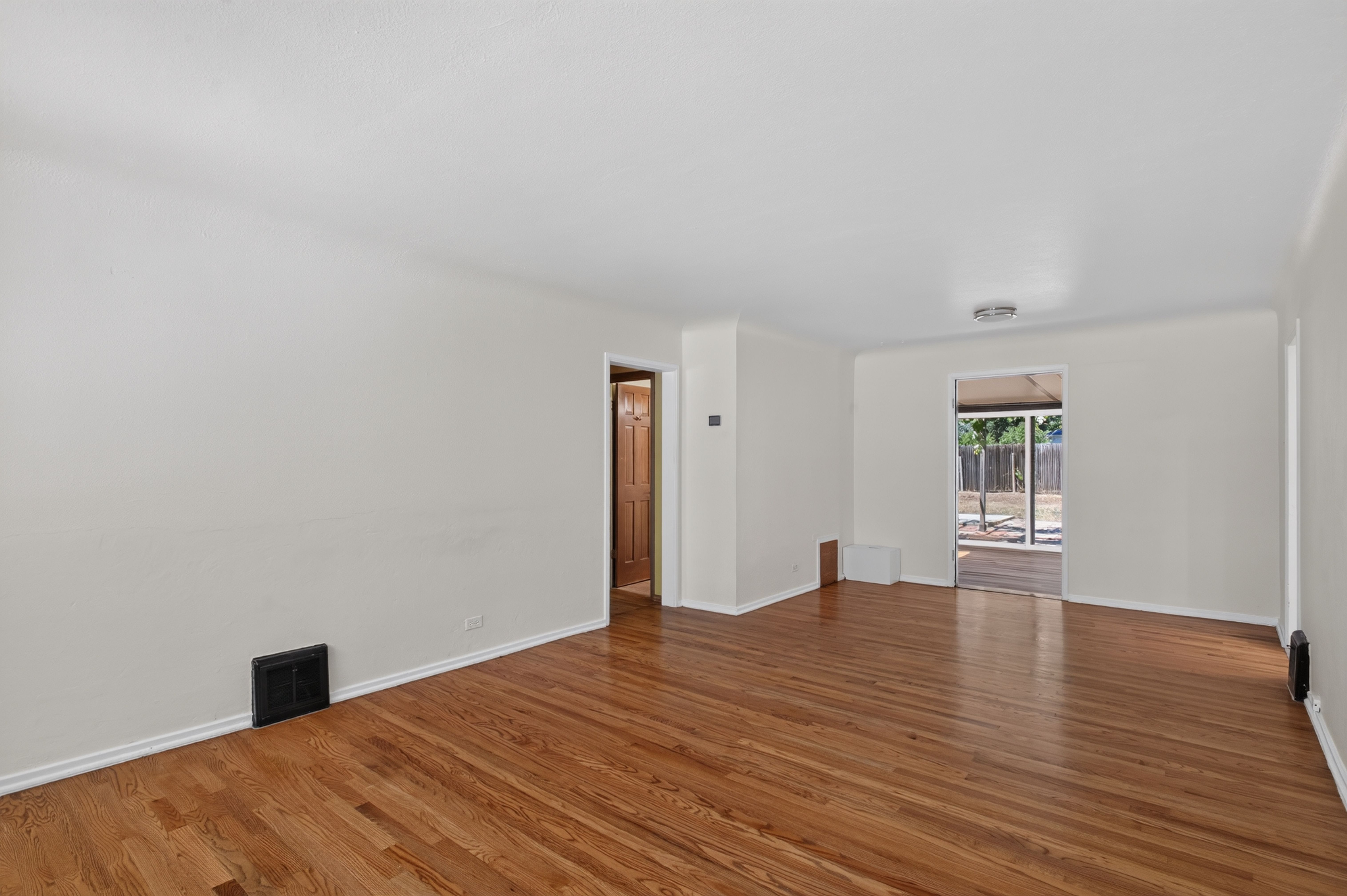 Charming Mayfair Brick Home: Sunroom Oasis & Private Pergola Backyard - 物件實景