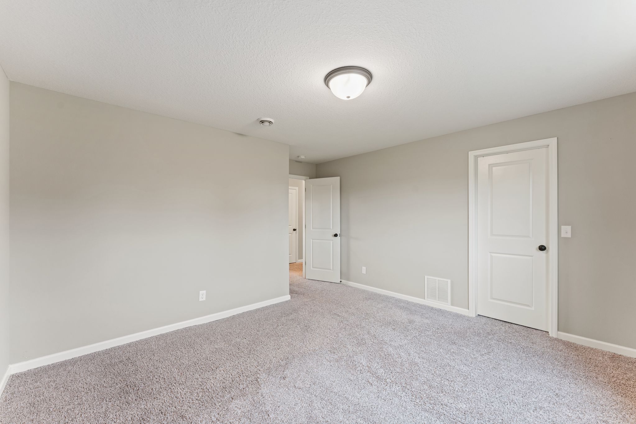  Spacious Walkout Living on a Prime Corner Lot - 物件實景