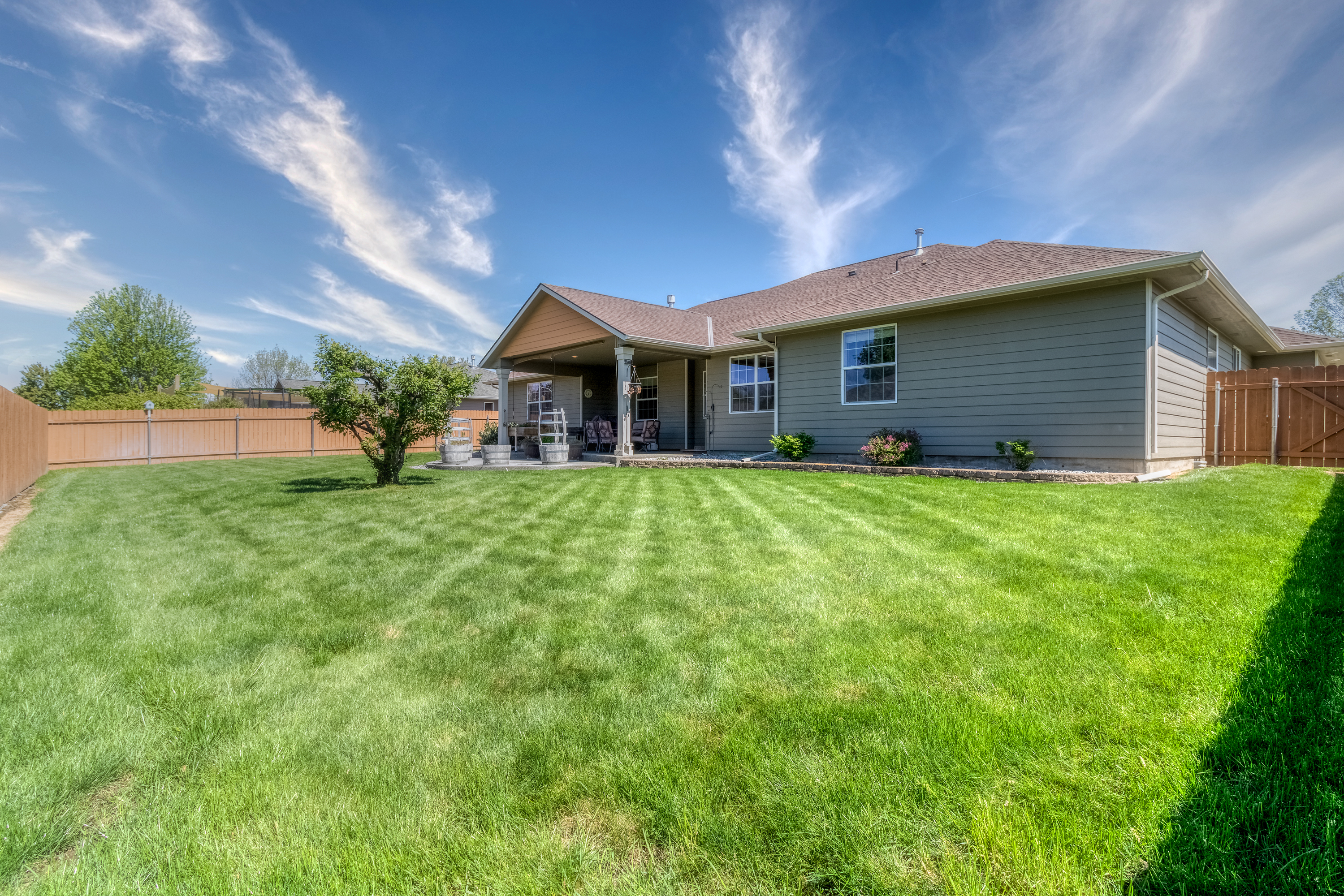  One Level Home in Desirable Neighborhood, Oversized Lot - 物件實景