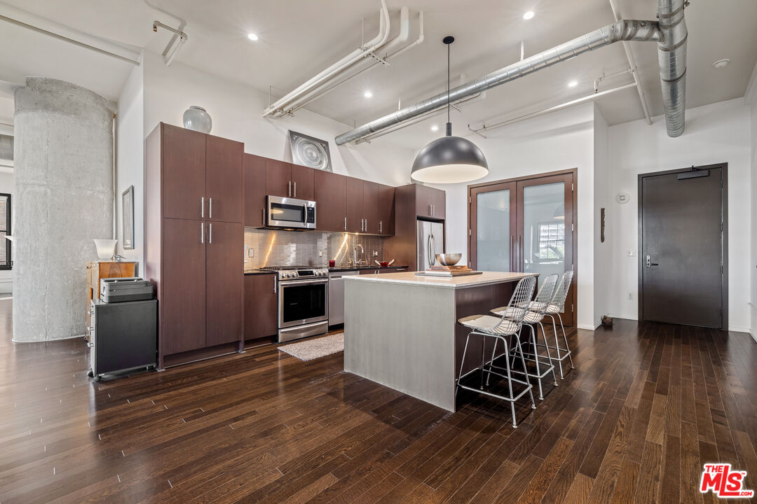 Los Angeles, California, 90028, United States, 2 Bedrooms Bedrooms, ,2 BathroomsBathrooms,Residential,For Sale,1827936