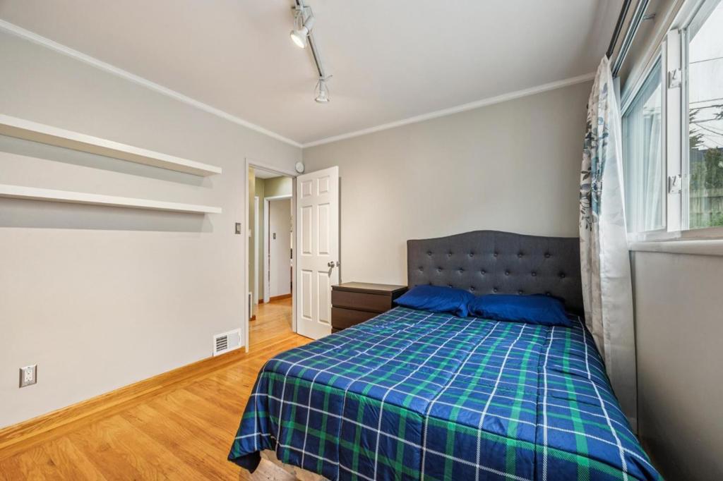 Daly City, California, 94015, United States, 5 Bedrooms Bedrooms, ,2 BathroomsBathrooms,Residential,For Sale,2010788