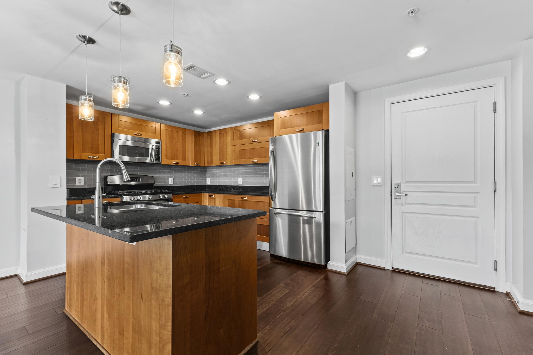  2451 Midtown Avenue, Alexandria, VA, 22303 - 物件實景