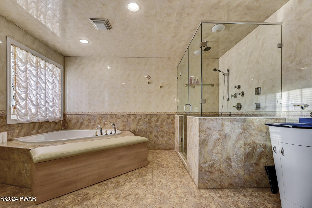 Albrightsville, Pennsylvania, 18210, United States, 4 Bedrooms Bedrooms, ,5 BathroomsBathrooms,Residential,For Sale,1982857